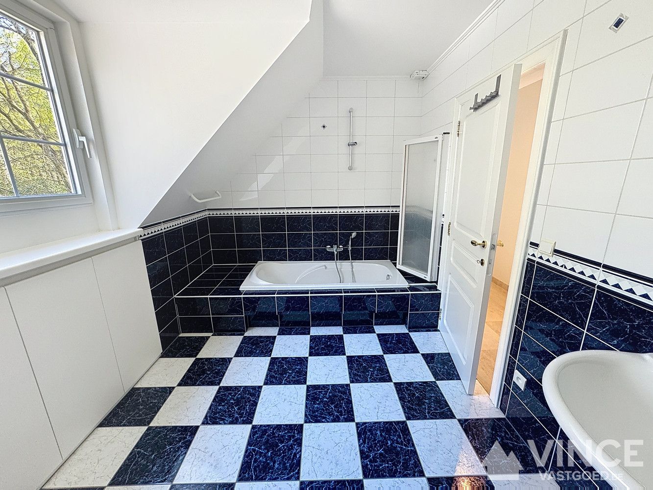 Prachtige villa in een rustige straat, omringd door groen foto 28