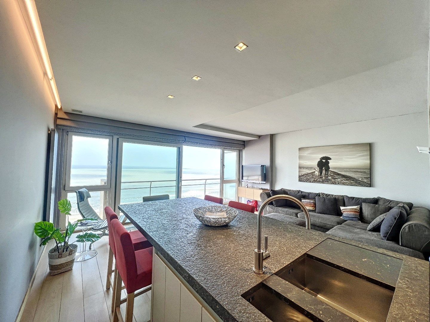 Schitterend vernieuwd 2 SLPK AP met zicht op zee foto 8