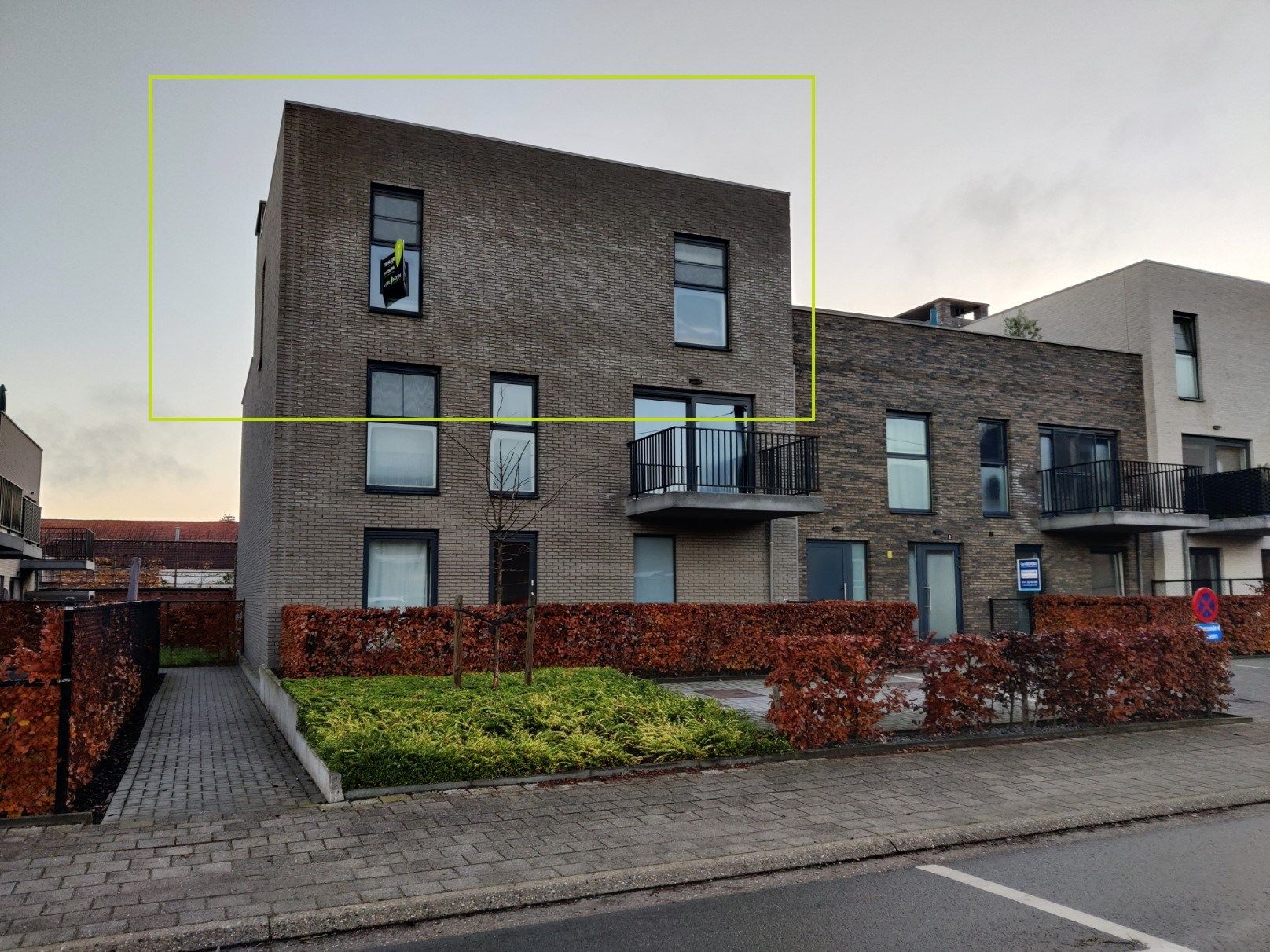 Appartement met 2 slpks en ruim terras, rustig gelegen in Achterbos centrum ! foto {{pictureIndex}}