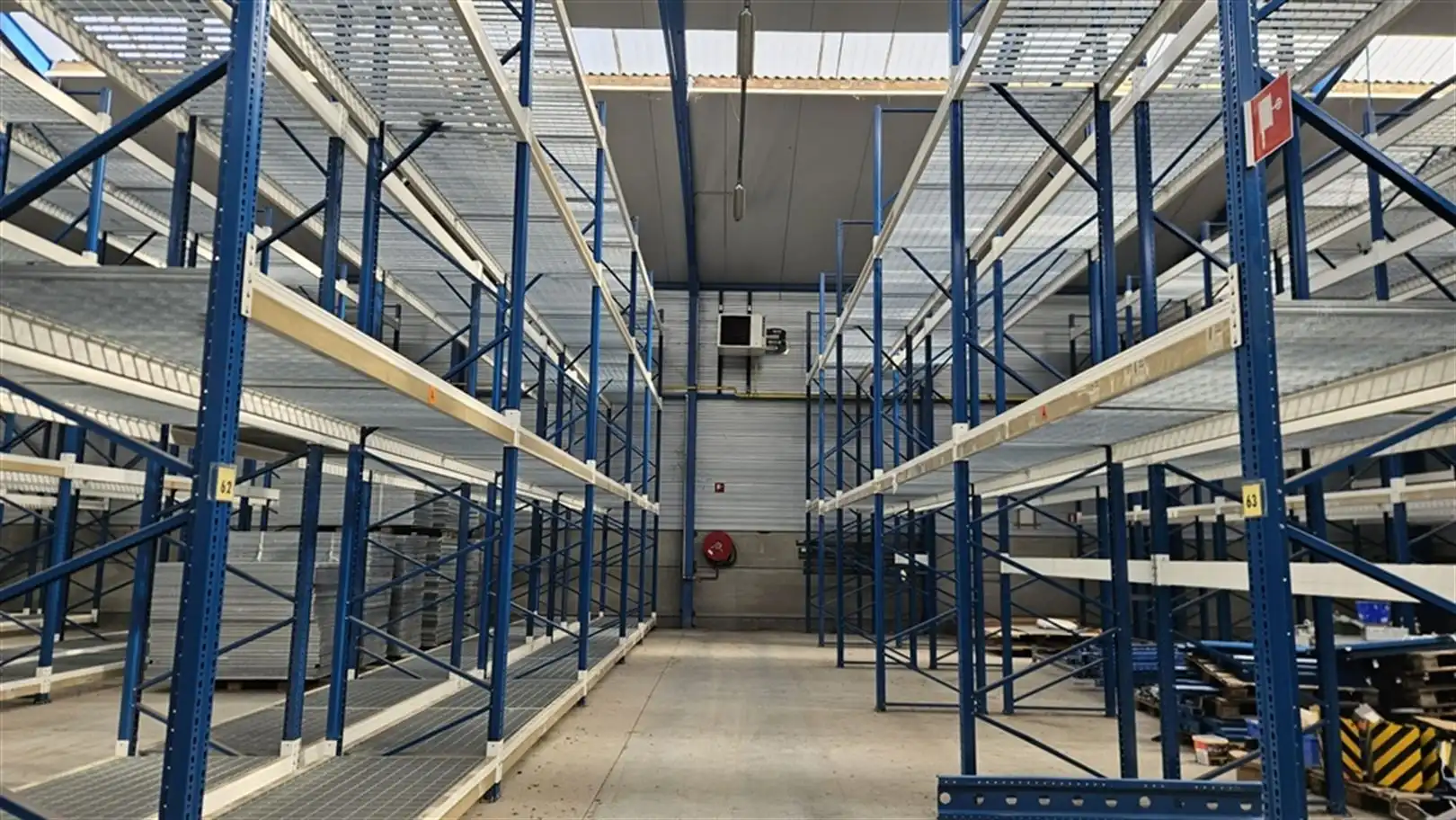 Magazijnen nabij E40, foto 8