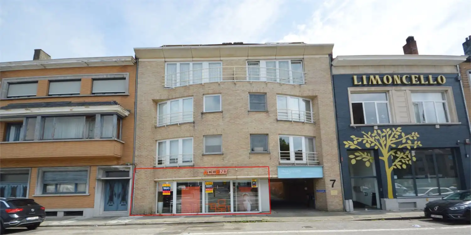 INSTAPKLAAR GELIJKVLOERS INCL. 3 PRIVE PARKINGS NABIJ E40 EN PARKLAAN foto 2