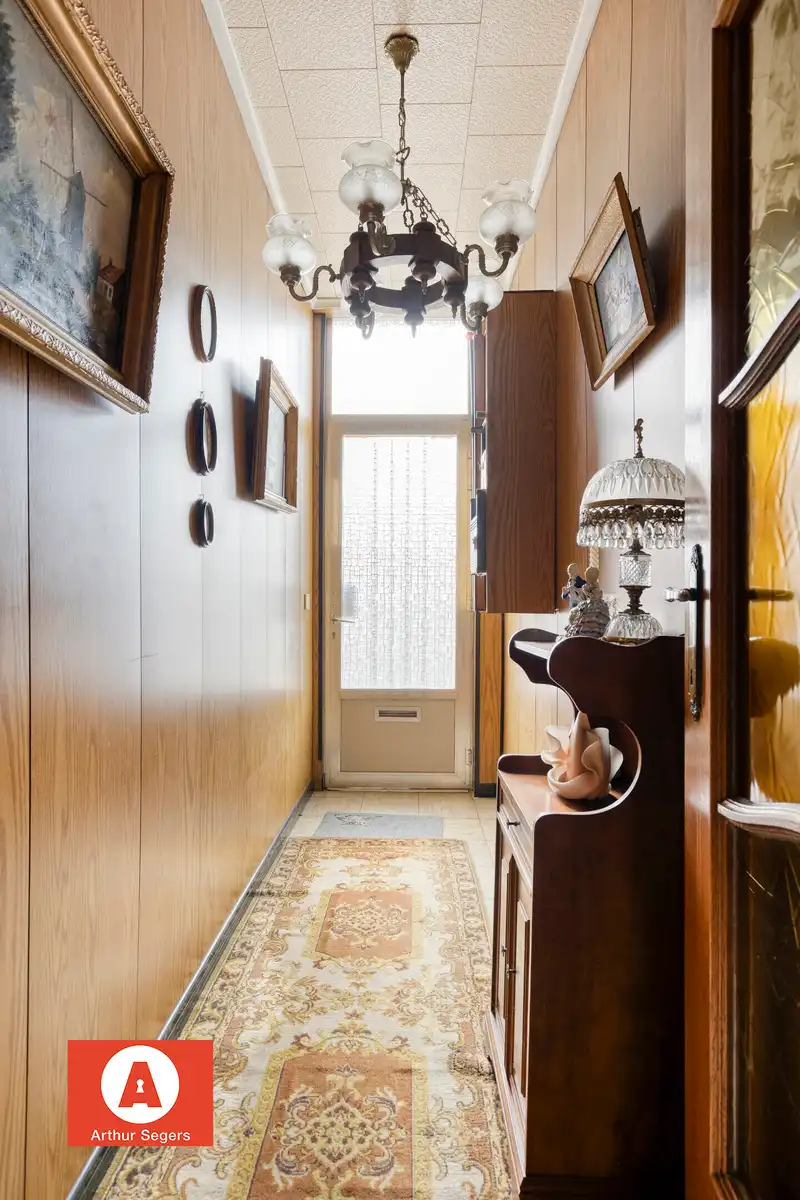 Solide half-open bebouwing met achtergelegen fietswegel. foto 4