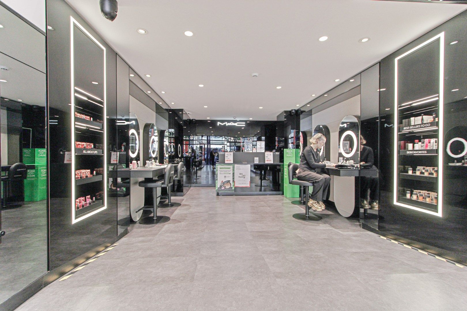 Lippenslaan 334 (winkel 2) huidige Mac Cosmetics te huur foto 2