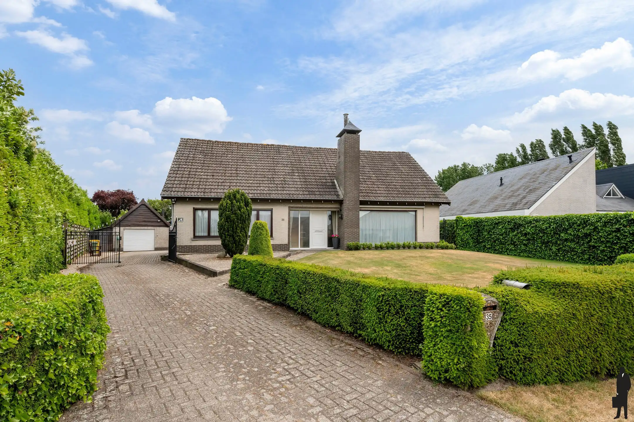 Ruime woning met tuin en bijgebouw foto {{pictureIndex}}