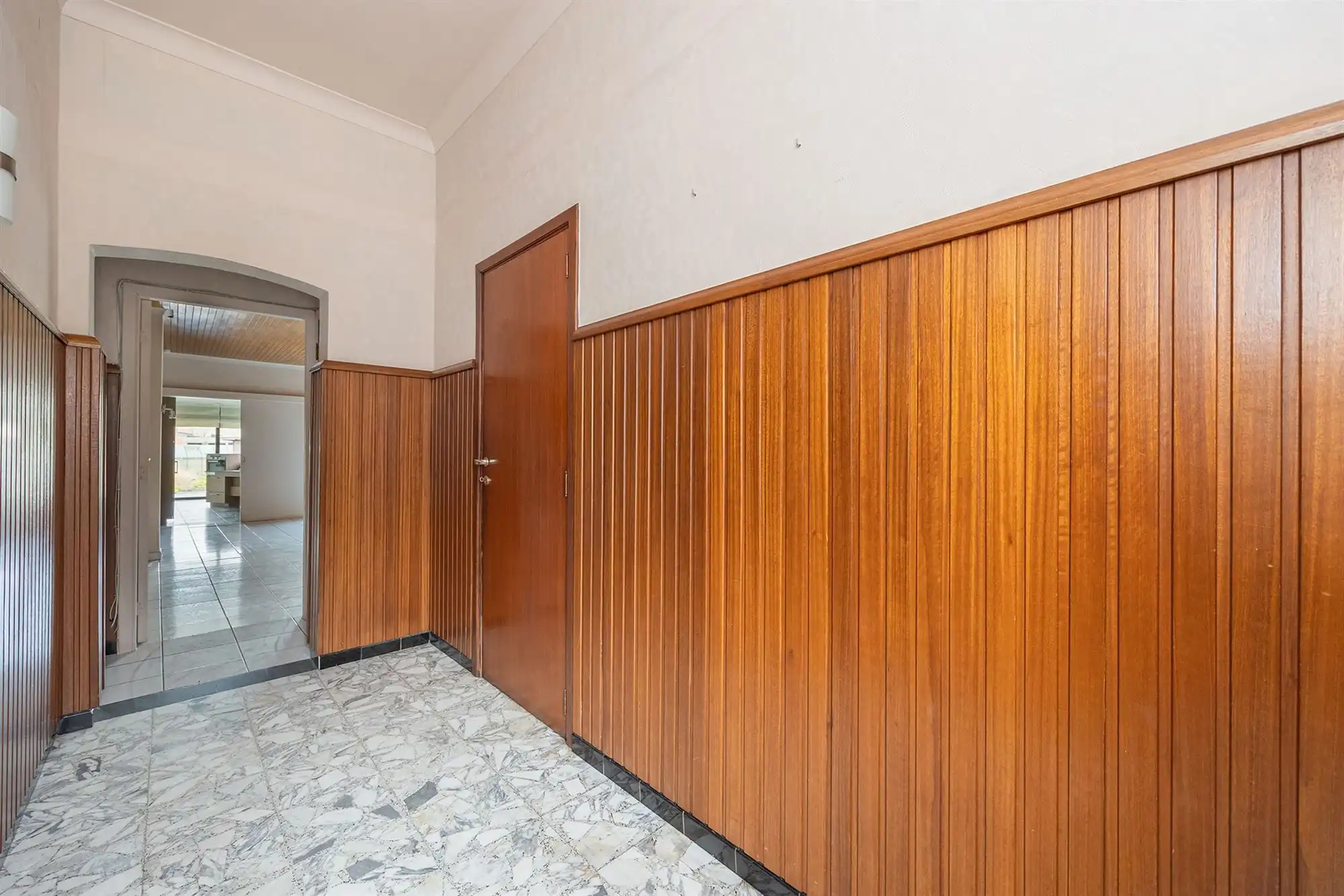 Gezinswoning met drie slaapkamers, garage en tuin foto 2