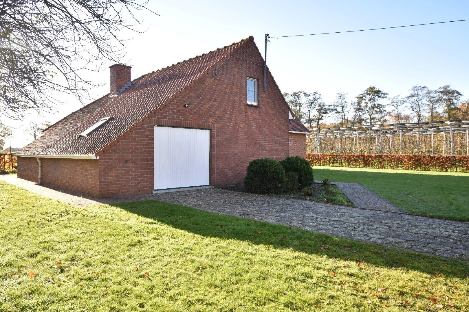 Alleenstaande woning met garage en tuin - vrij uitzicht over de velden foto 25