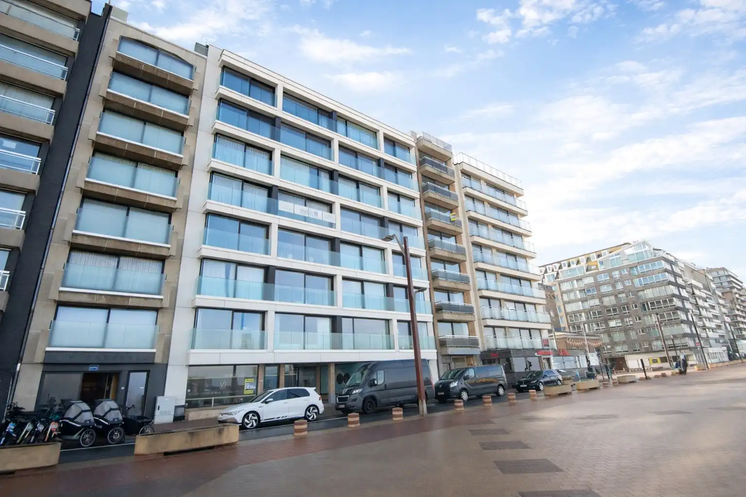 Handelsgelijkvloers op de zeedijk vlakbij het Lichttorenplein foto 6