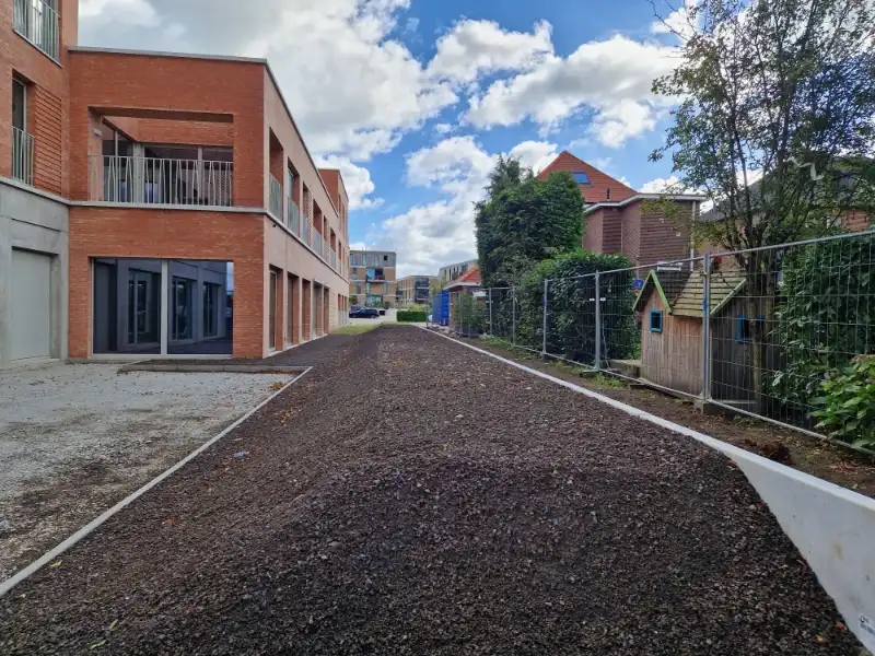 Centraal gelegen nieuwbouw handelsgelijkvloers (160m²) met gezellig terras (130m²) op een TOPlocatie! foto 6