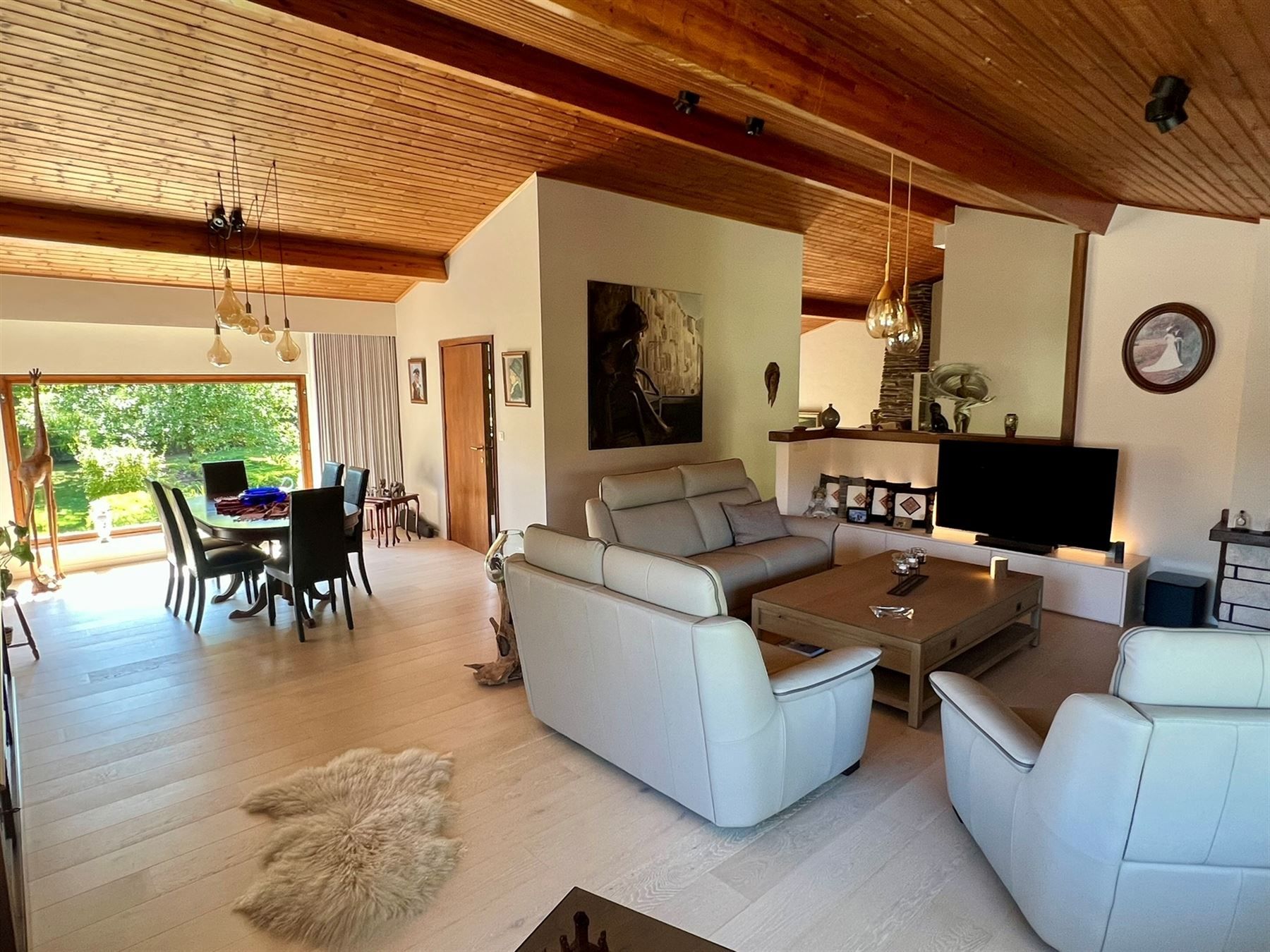 Karaktervolle en ruime villa met prachtige tuin foto 2