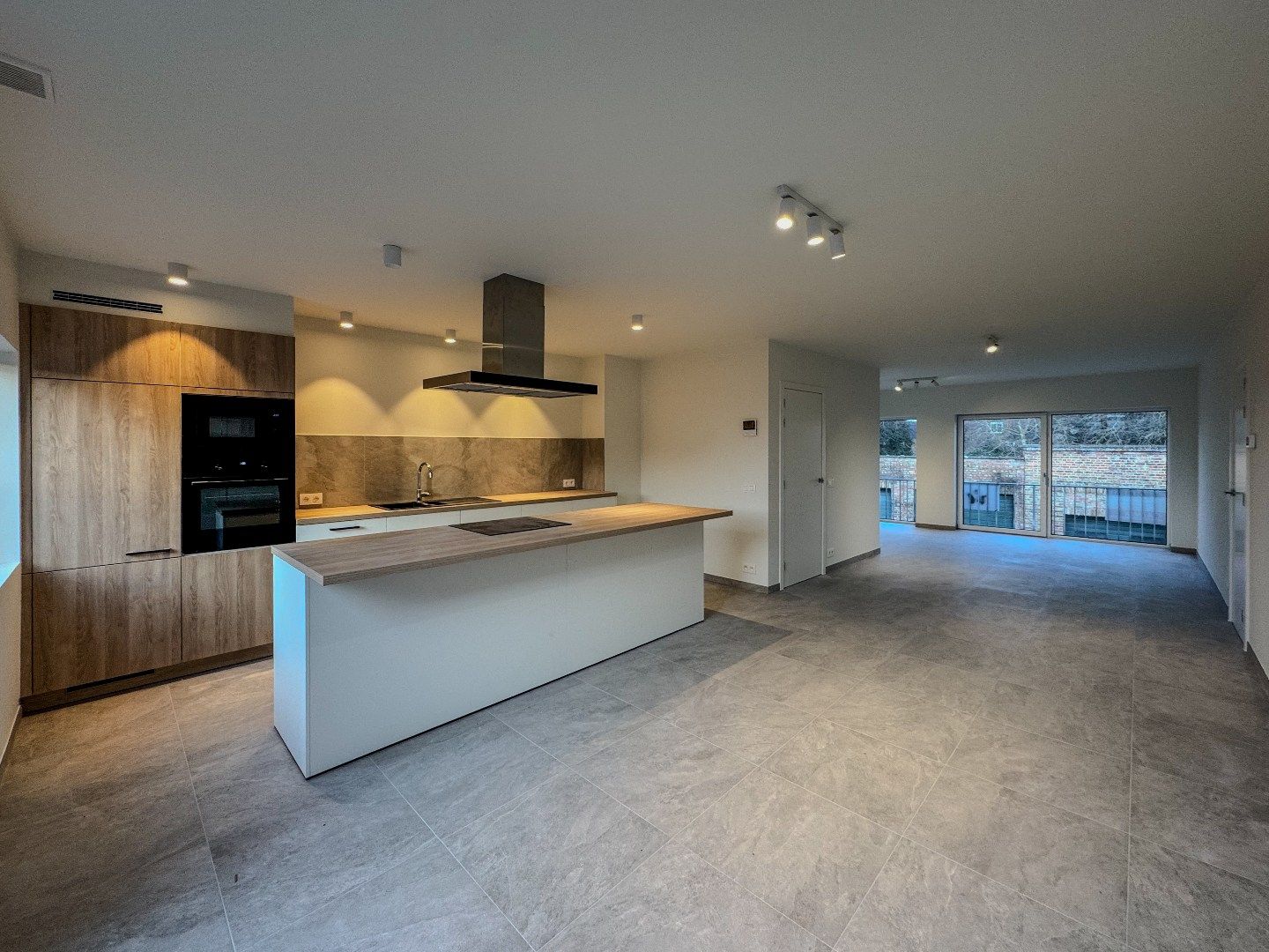 Gerenoveerde bel-etagewoning met 3 slaapkamers, garage en terras. foto 3