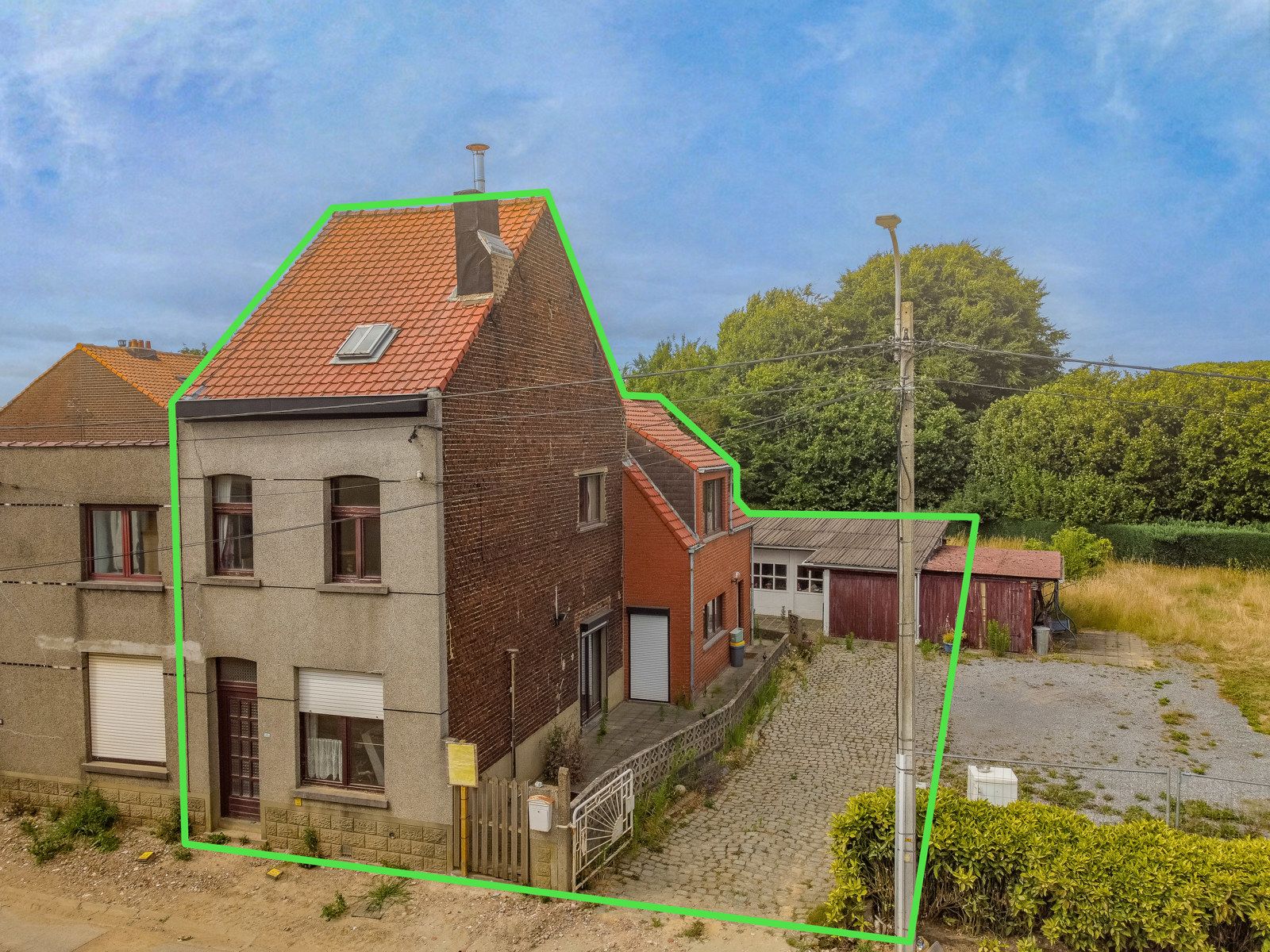 Ruime driegevelwoning met veel mogelijkheden foto 2