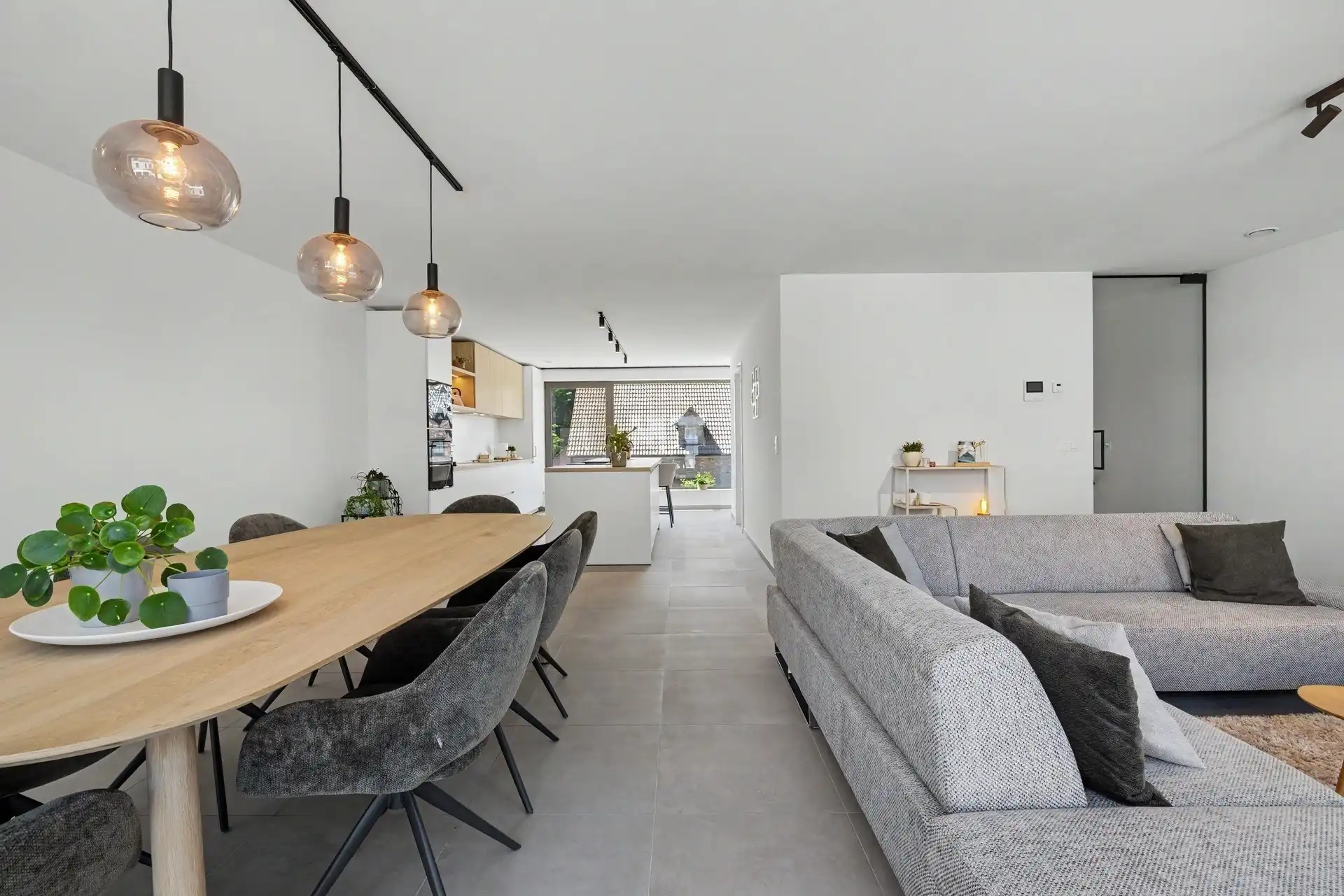 Ruime triplex woning met 3 slaapkamers en 2 parkeerplaatsen nabij het centrum van Stekene (159m²) foto 6