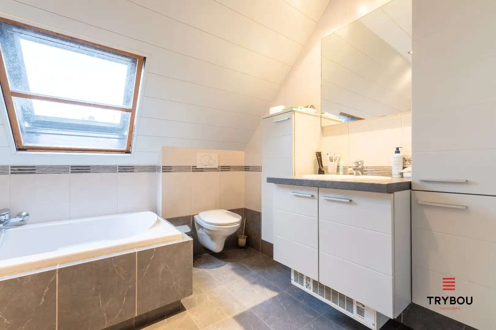 Instapklare gezinswoning met ruime tuin en dubbele garage in Poelkapelle foto 17