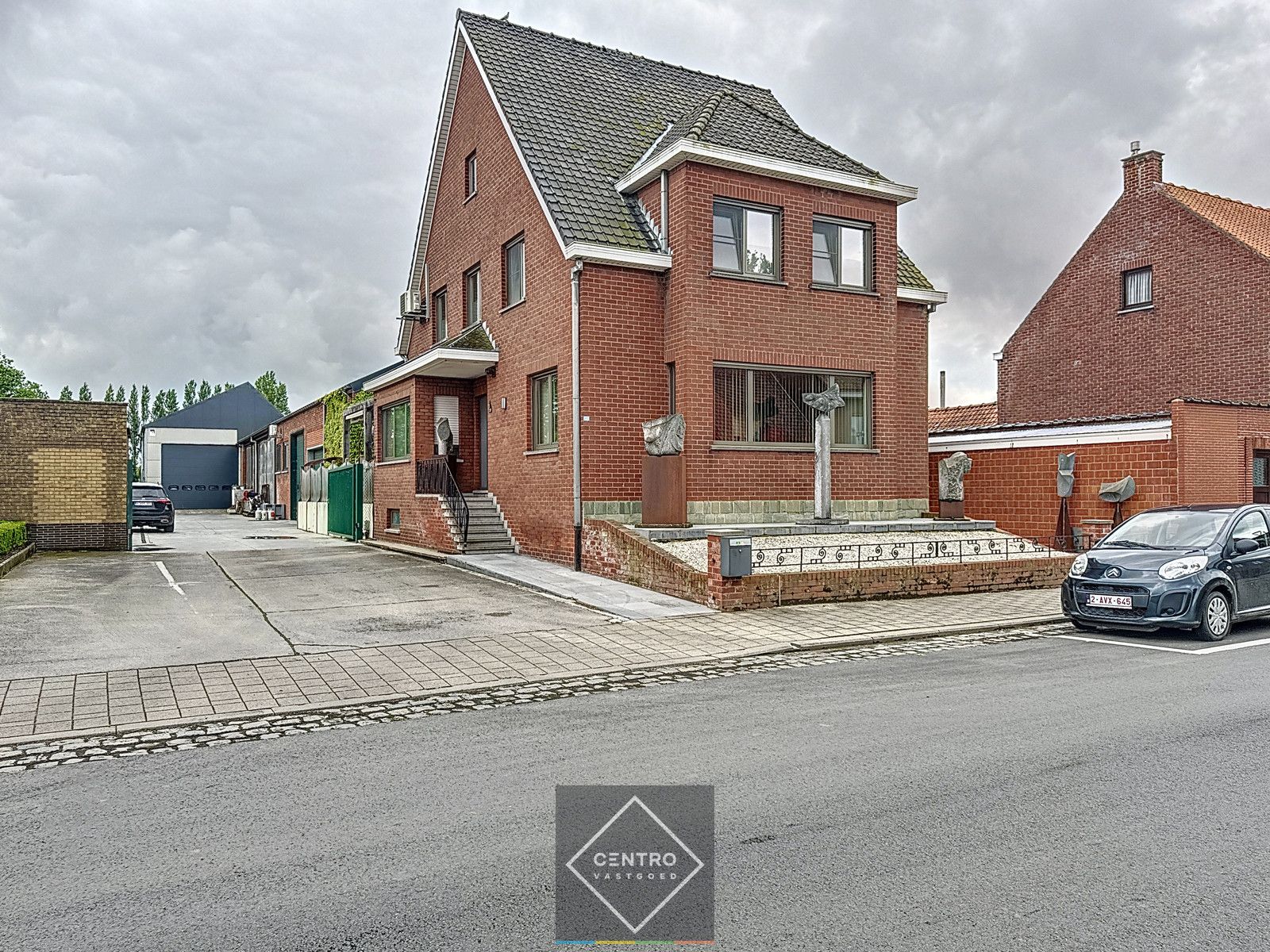 Instapkare woning met bedrijfsgebouwen te Houthulst! foto 1