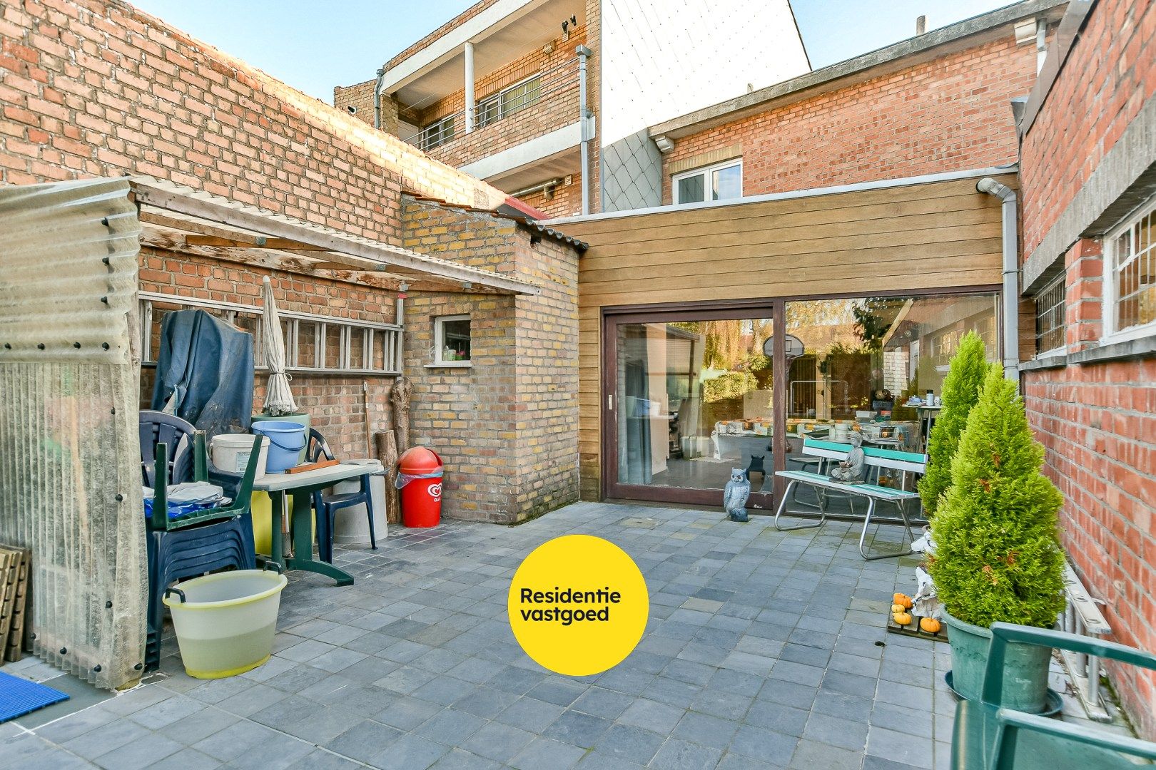 Halfopen woning met drie slaapkamers, tuin en garage foto 3