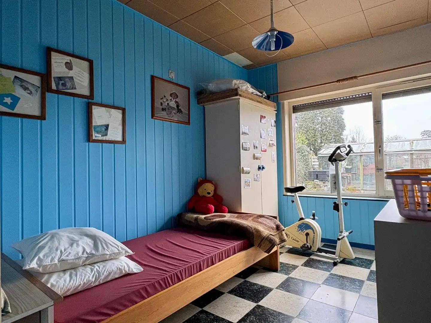 Gelijkvloerse woning op 628 m², 3 slaapkamers, mooi aangelegde tuin en garage. foto 10