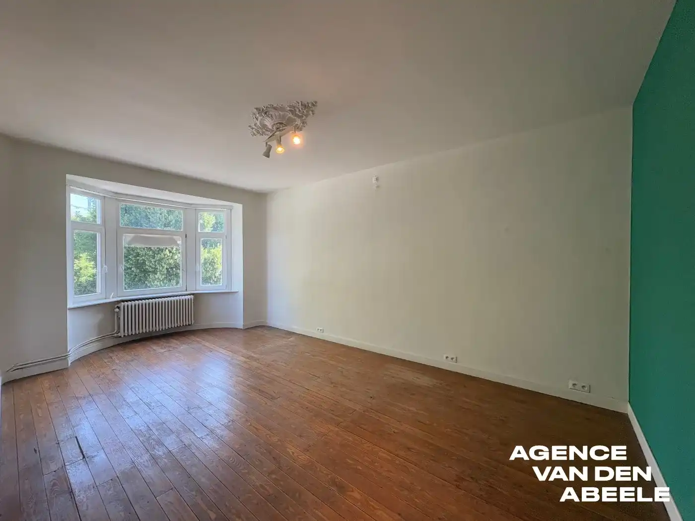 Zeer ruime burgerswoning met 4 slaapkamers en groot terras nabij de Smedenpoort   foto 8