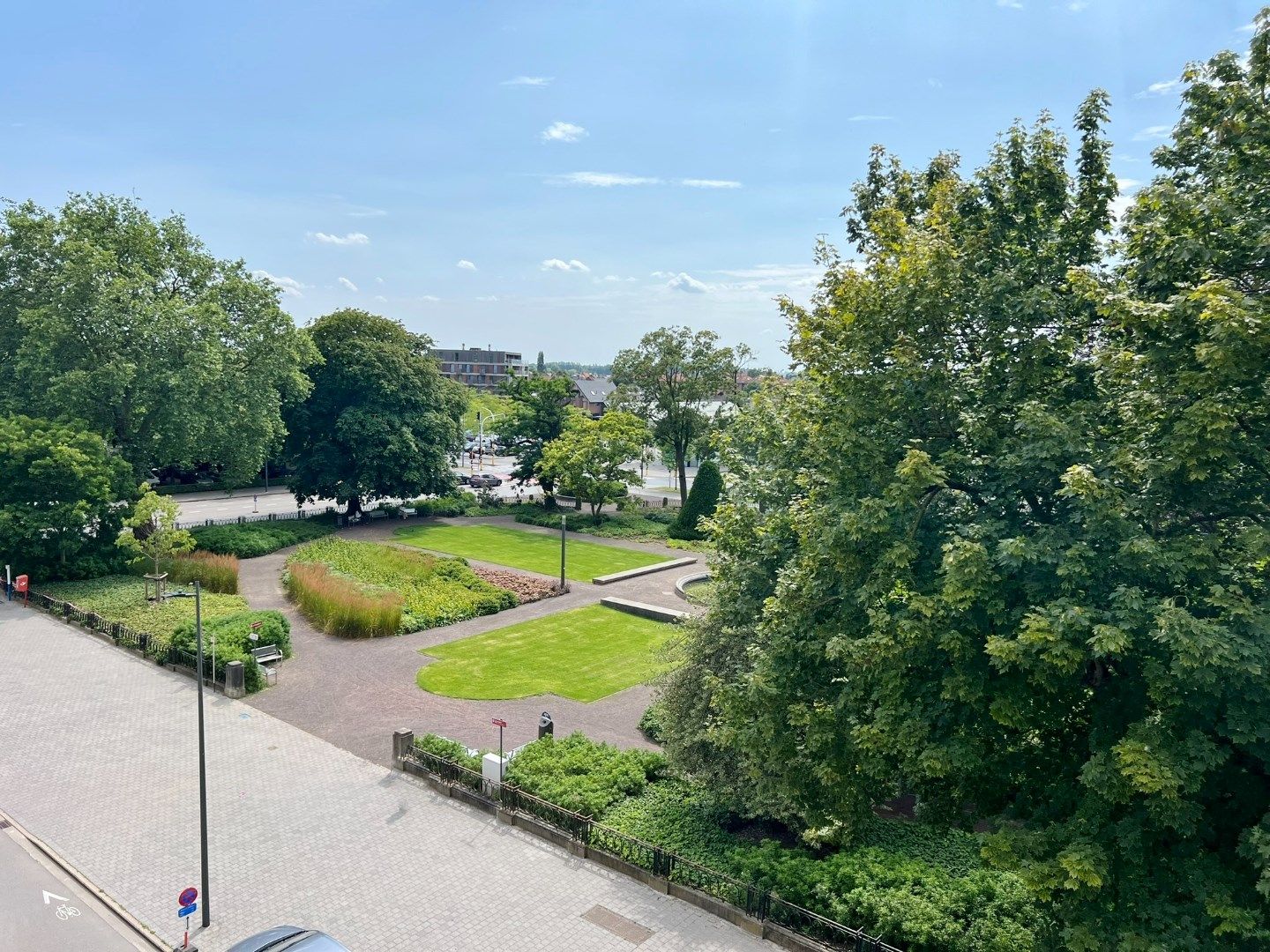 Lichtrijk instapklaar appartement met terras op toplocatie te Ieper. foto 7