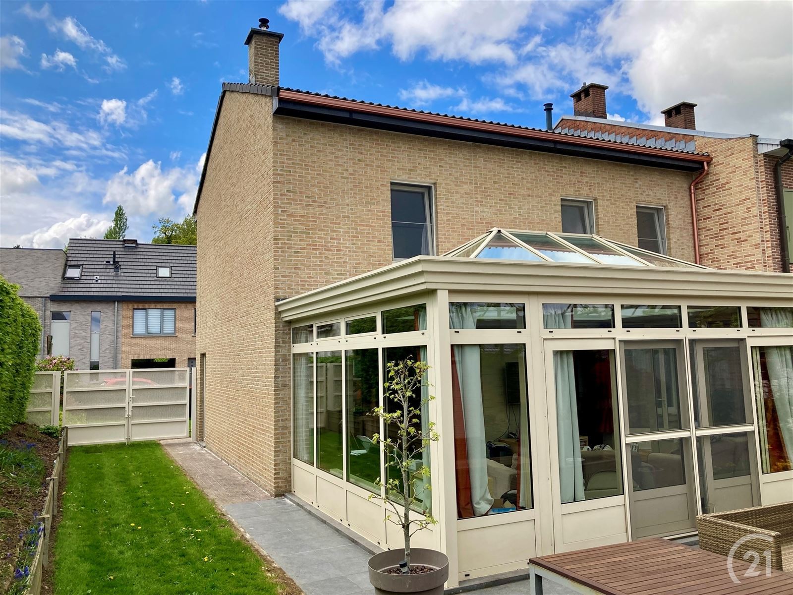 Instapklare halfopen bebouwing met veranda, zonnepanelen en tuin in rustige straat ! foto 2