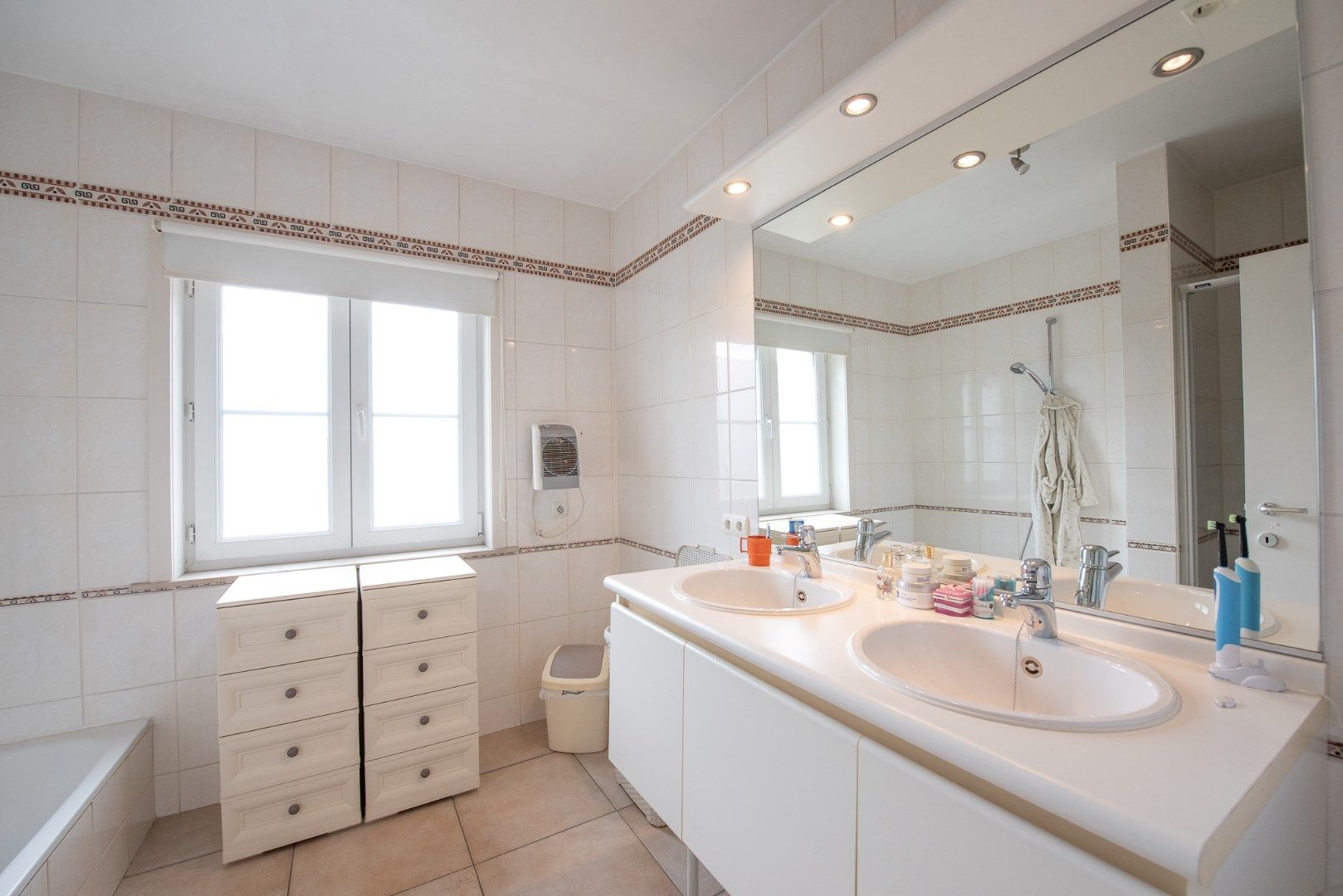 Ruim en perfect onderhouden appartement TE HUUR in centrum Oeselgem foto 10