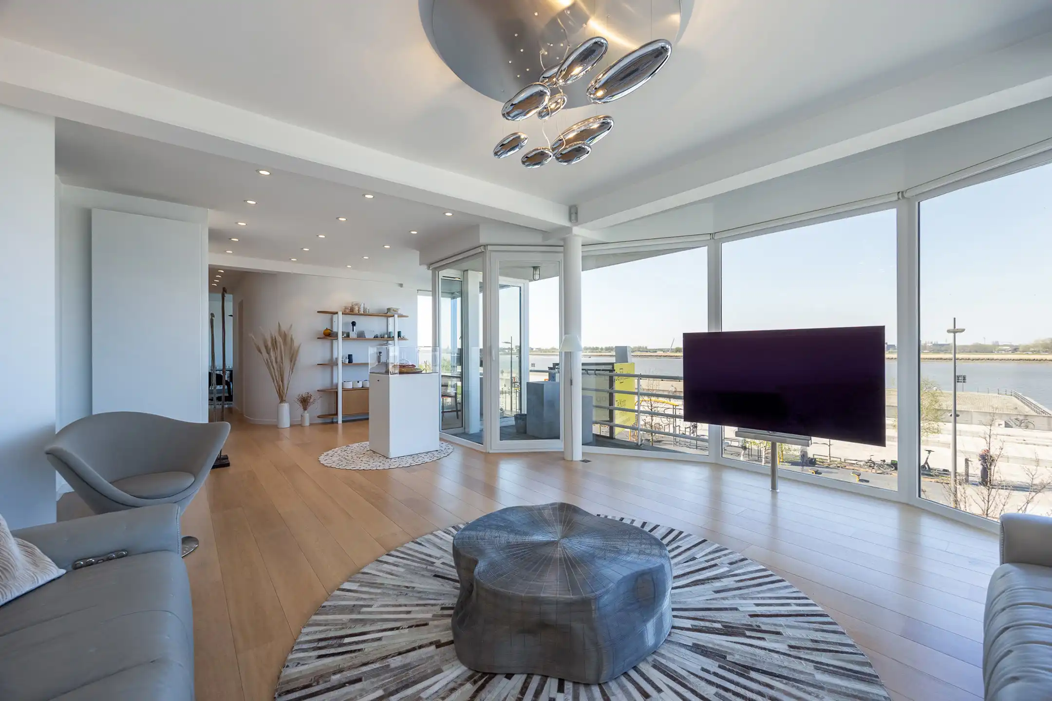 ANTWERPEN-KAAIEN - Frontaal zicht op de Schelde foto 3