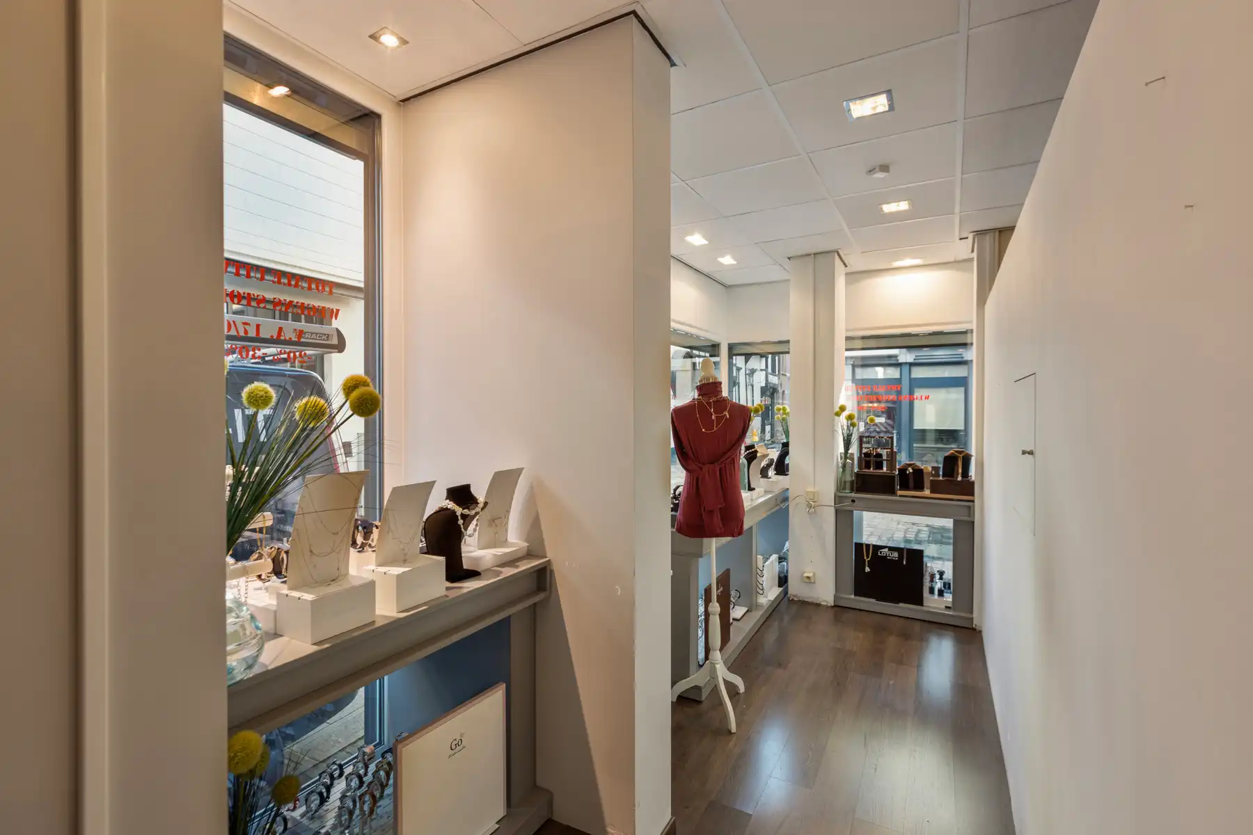 Handelszaak en ruime woning (4 slpk.) in hartje Maaseik.  foto 6