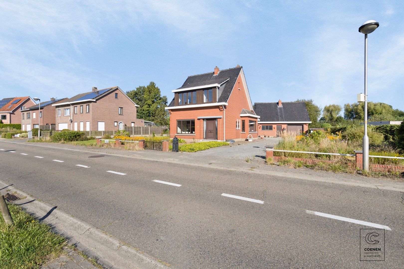 Grondig te renoveren woning met zeer veel mogelijkheden op een topligging te Vremde! foto 1