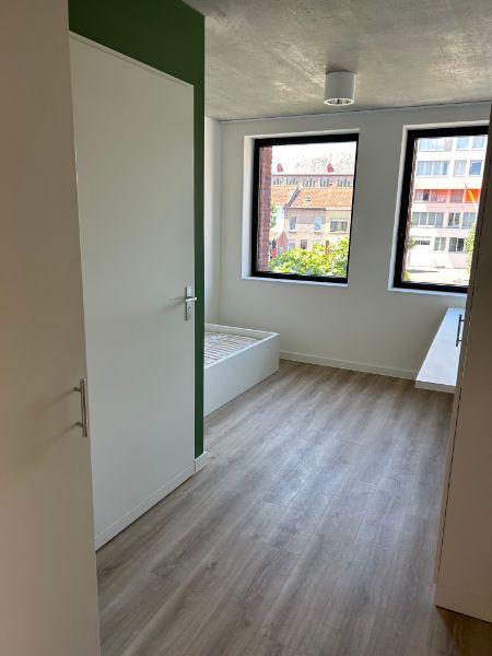 Moderne lichtrijke studentenkamer in een nieuwbouwproject op een top locatie in centrum Kortrijk met zicht op plein. foto 4