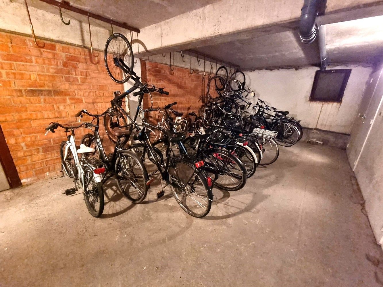 Verzorgd en ruim appartement van 97m², met 2 slaapkamers, terras aan de achterzijde en private kelderberging . foto 9