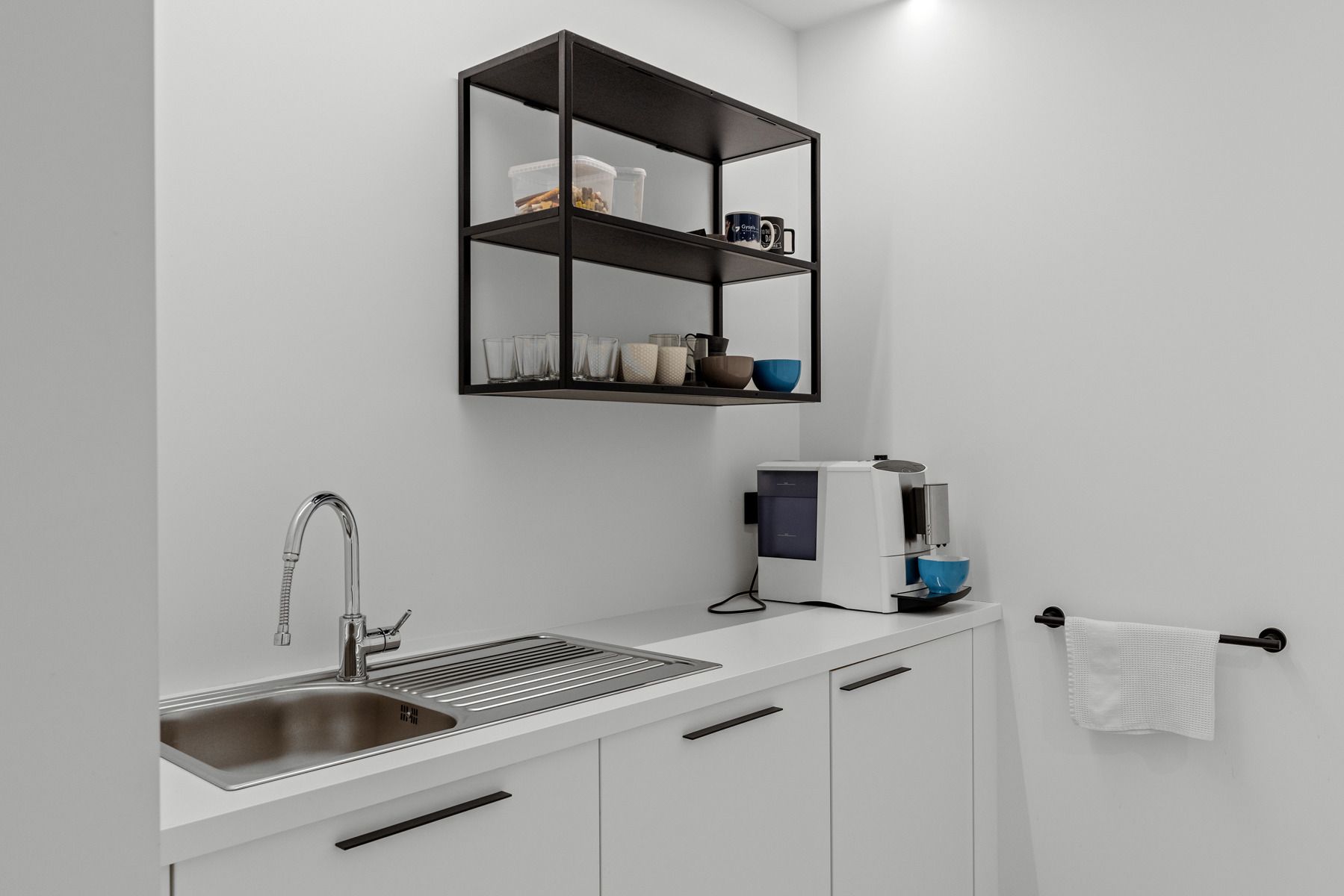 Unieke eigendom met ingericht kantoor, duplex en parking!  foto 9