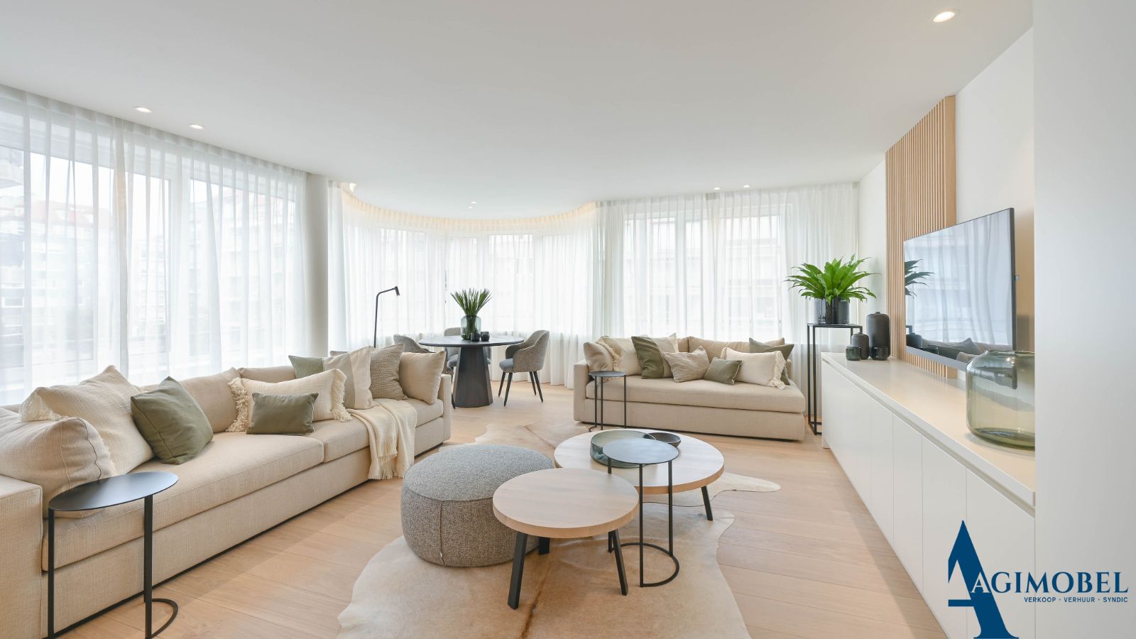 Stap binnen in dit  ultieme luxe- hoek appartement met 3 slaapkamers  en ervaar wonen op zijn best in hartje  Knokke. foto {{pictureIndex}}