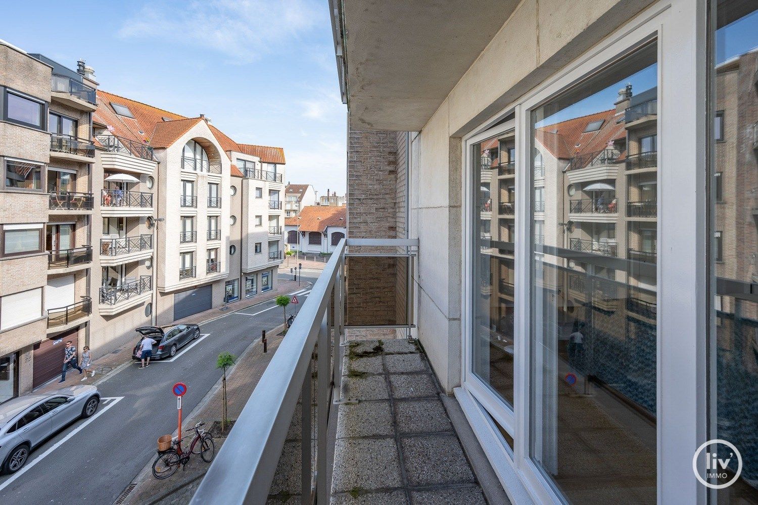 Ruim, instapklaar en gemeubeld appartement  met 3 slaapkamers zeer centraal gelegen vlakbij de winkels van de Dumortierlaan en de Lippenslaan. foto 10