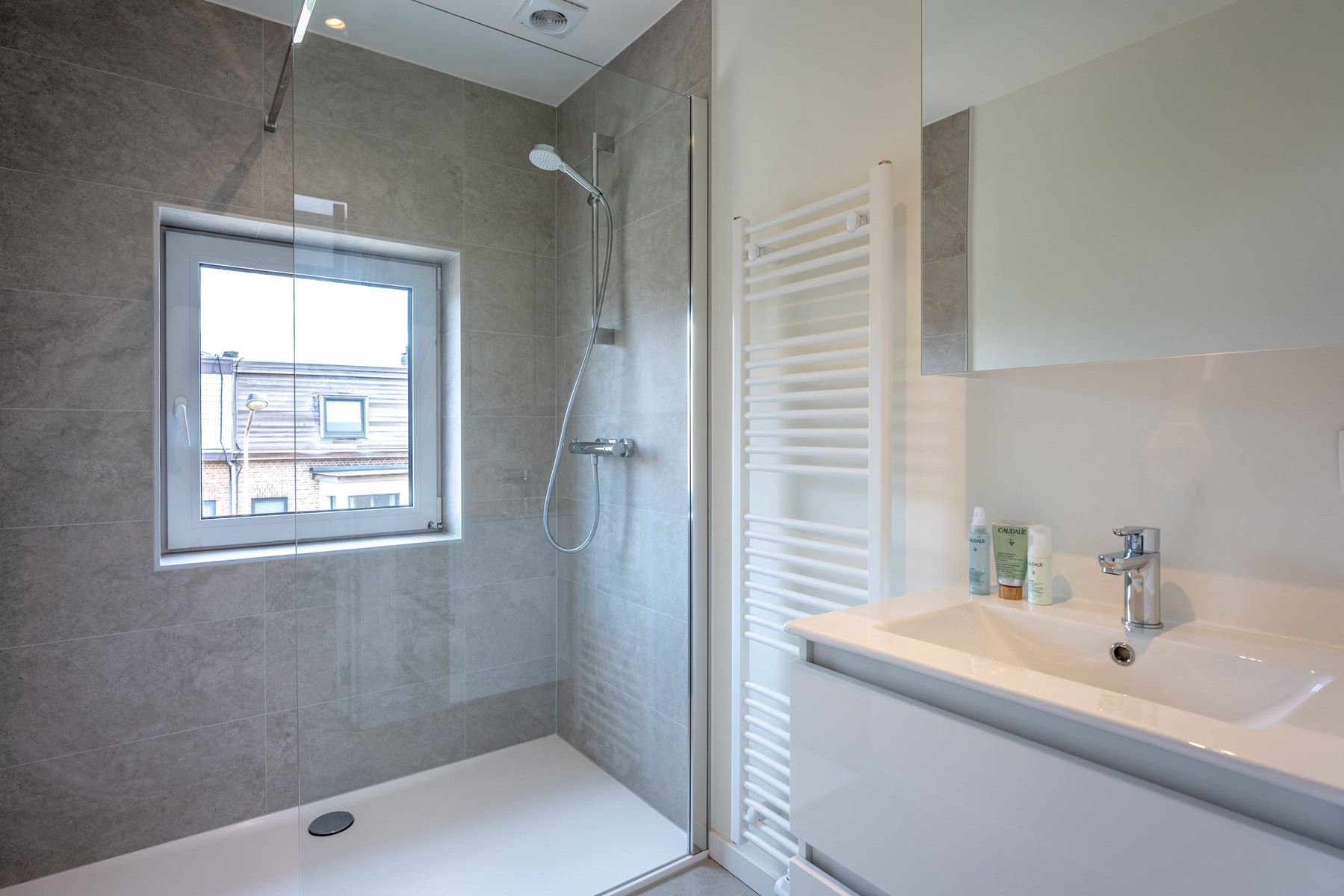 Instapklare woning met 3 slaapkamers, 2 badkamers en tuin! foto 19