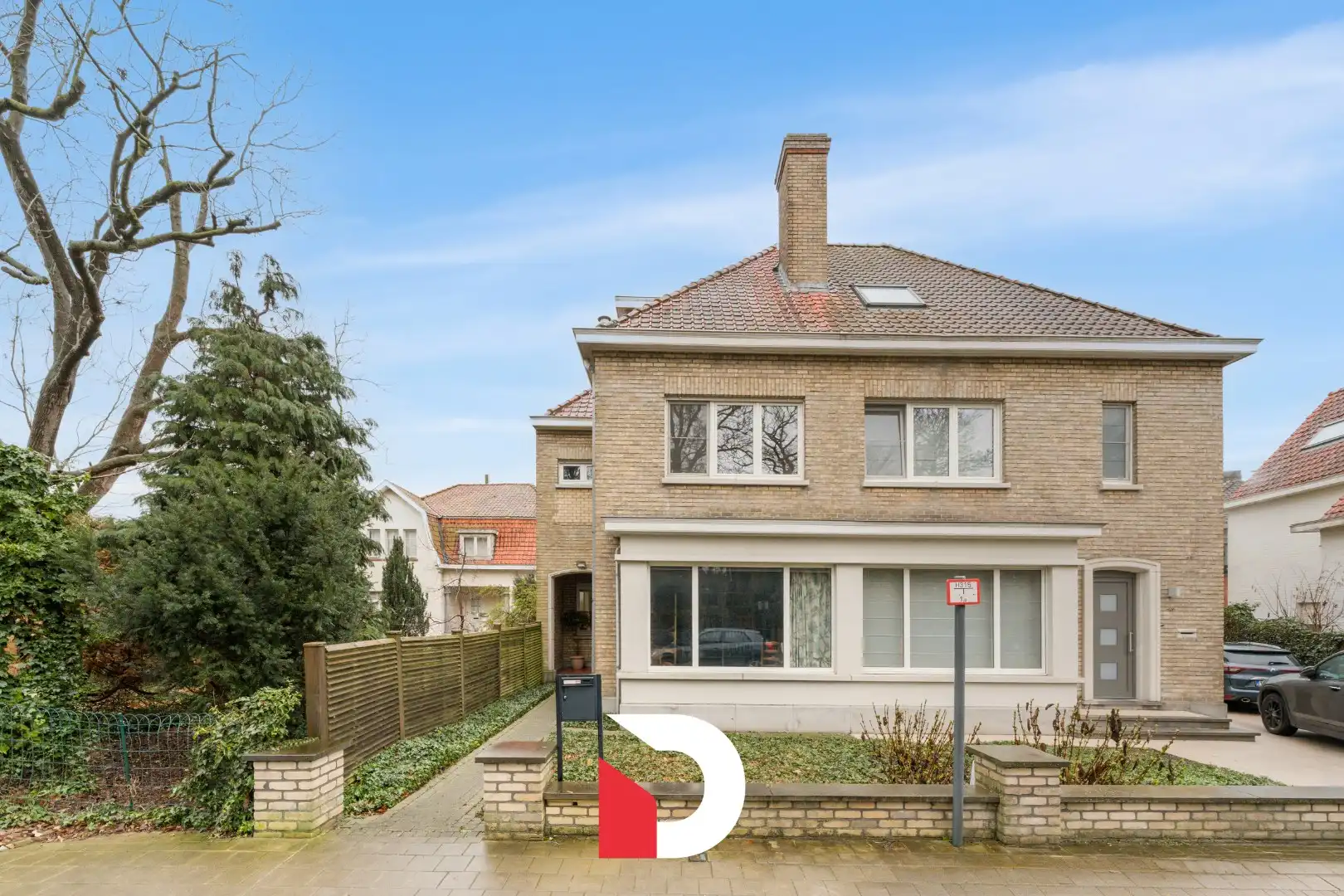 Karaktervolle halfopen woning op een strategische ligging te Assebroek. foto 2