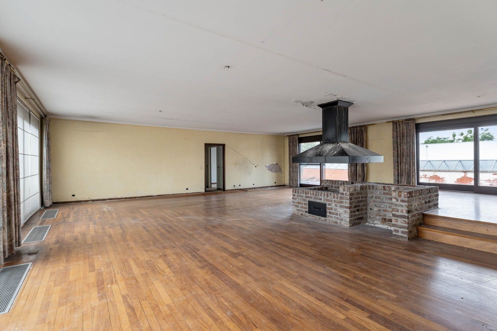 Bedrijfsgebouw (showroom/magazijn) met appartement gelegen op een perceel van 33a 50ca! foto 23