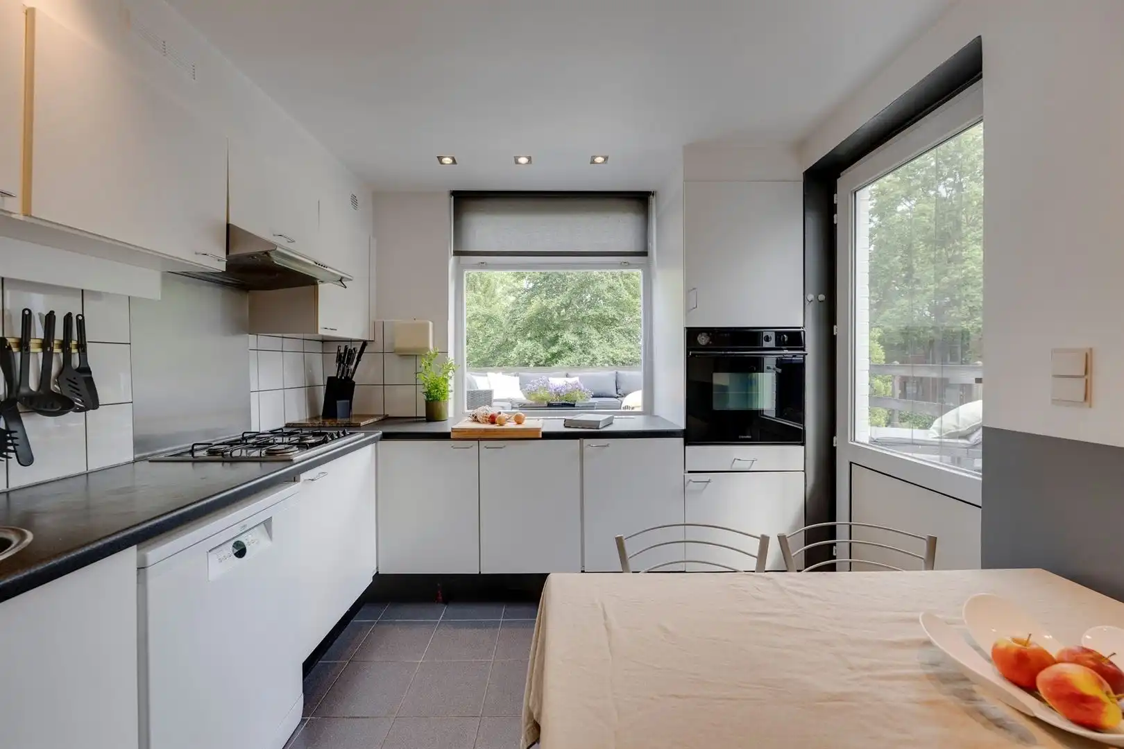 Toffe gezinswoning met 4 slaapkamers, 2 badkamers, garage en tuin foto 11