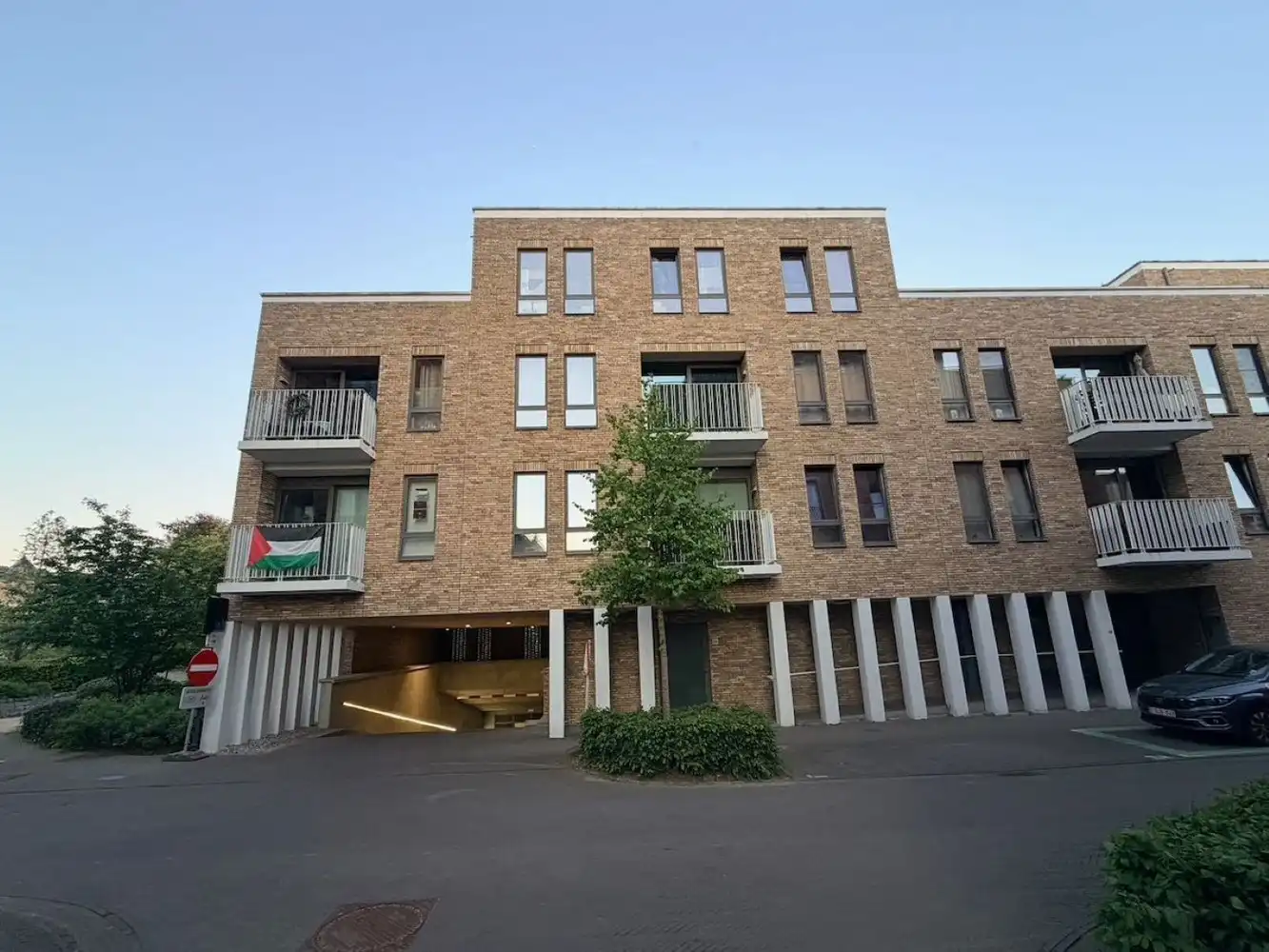 Ondergrondse, zeer ruime garagebox te huur in centrum Leuven foto {{pictureIndex}}