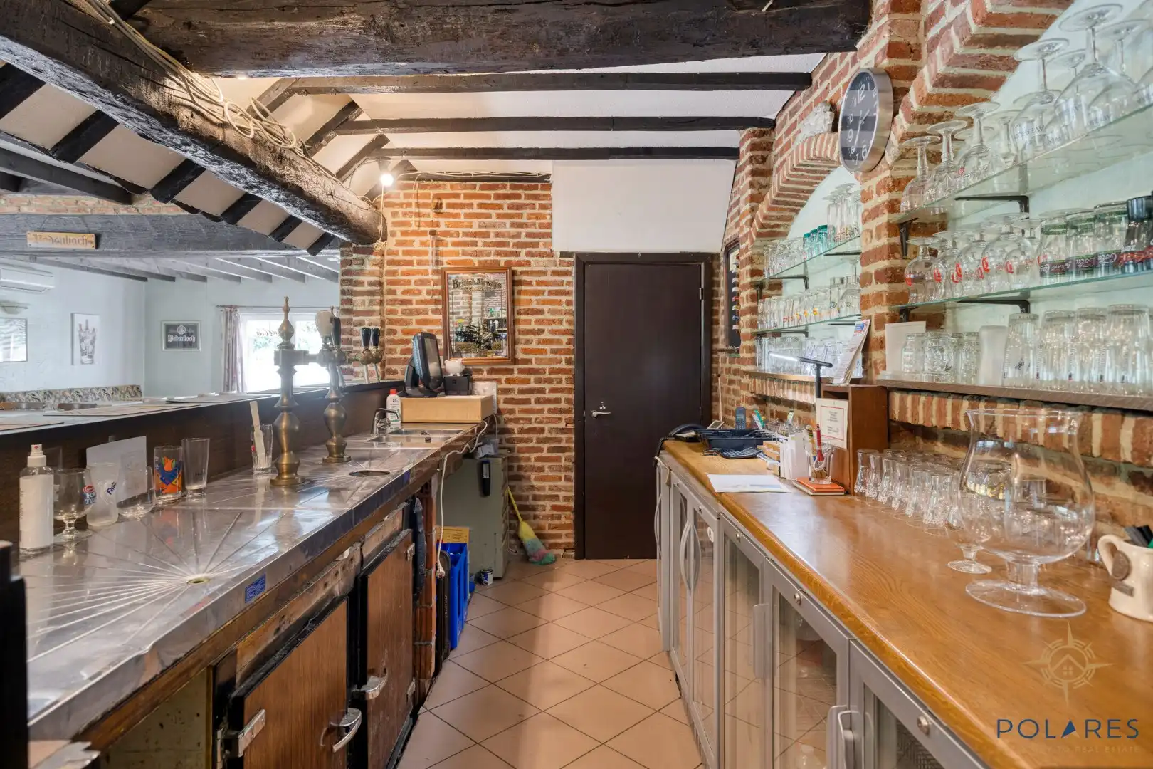 Goed gelegen taverne met woonst en grote parking foto 8
