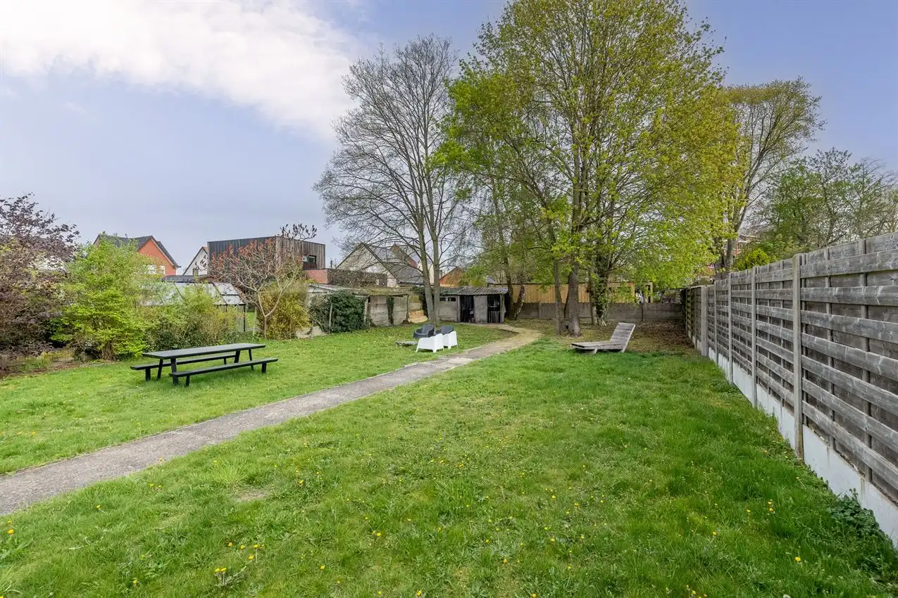 Centraal gelegen woning met garage, 3 slpk. en tuin foto 2