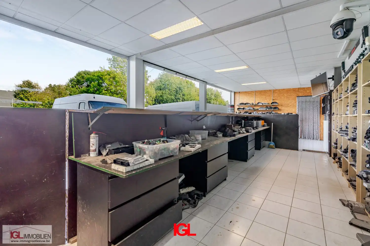 Handelspand met 2 handelsruimtes en 1 appartement te koop op AAA locatie foto 10