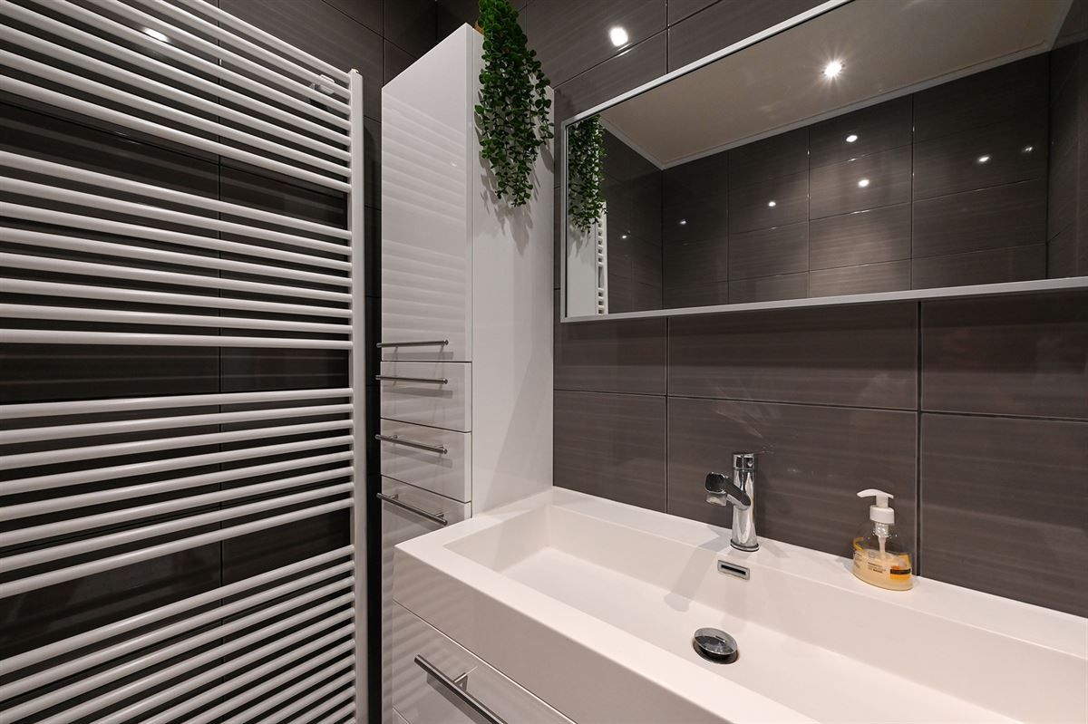 Totaal gerenoveerd appartement in rustige straat foto 13