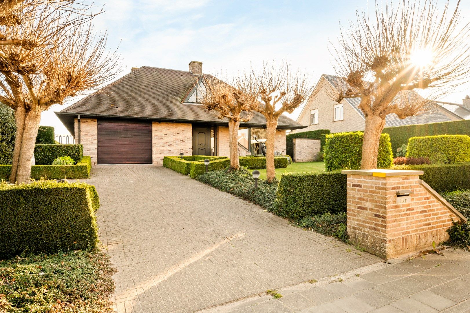 Riante villa met 3 slaapkamers, tuin en ruime garage. foto {{pictureIndex}}