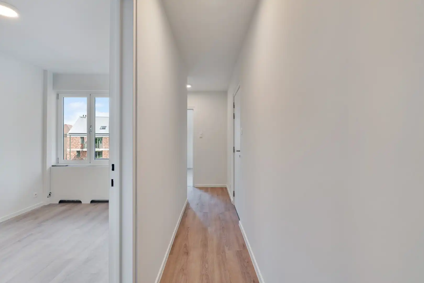 Stijlvol gerenoveerd appartement met moderne uitstraling in het centrum van Maaseik!  foto 3