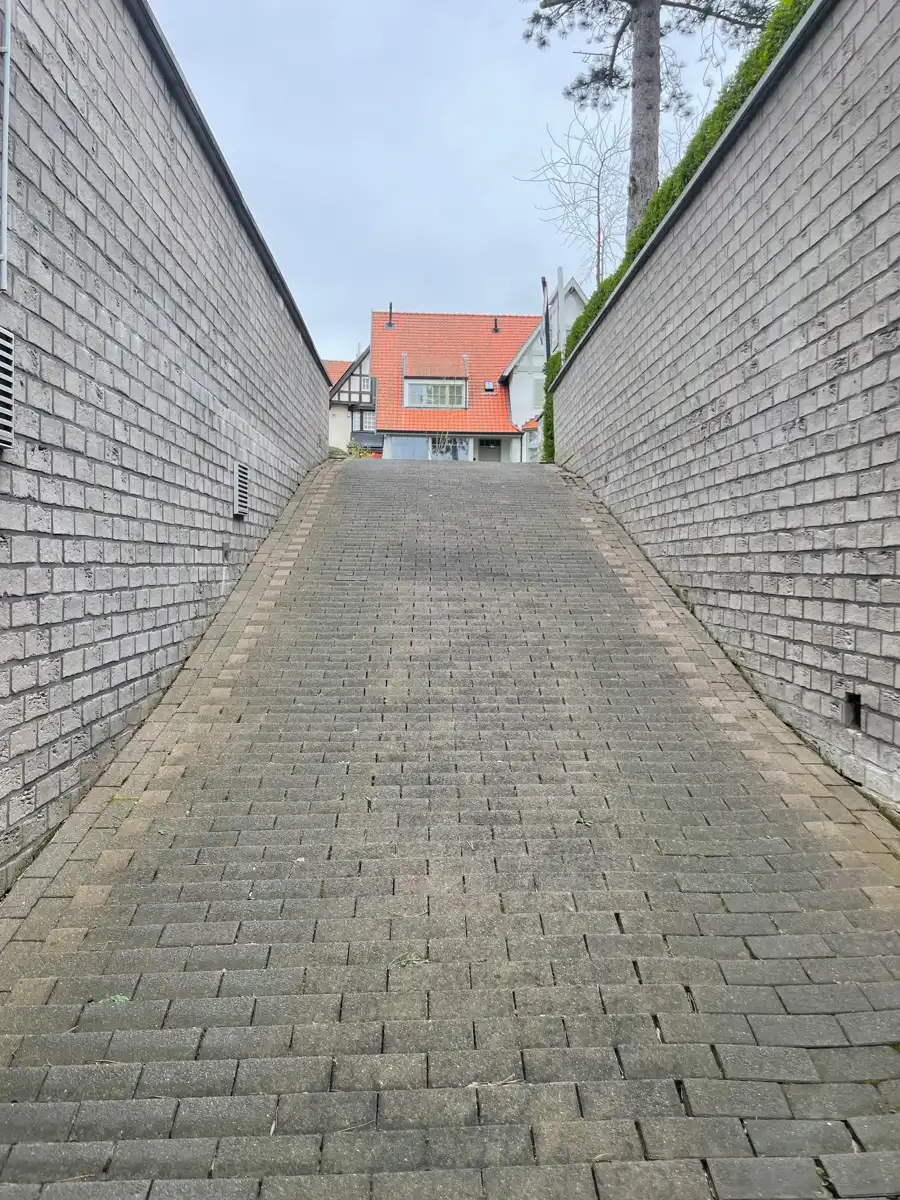 Gemakkelijk inrijdbare garagebox vlakbij de Fochlaan  foto 5