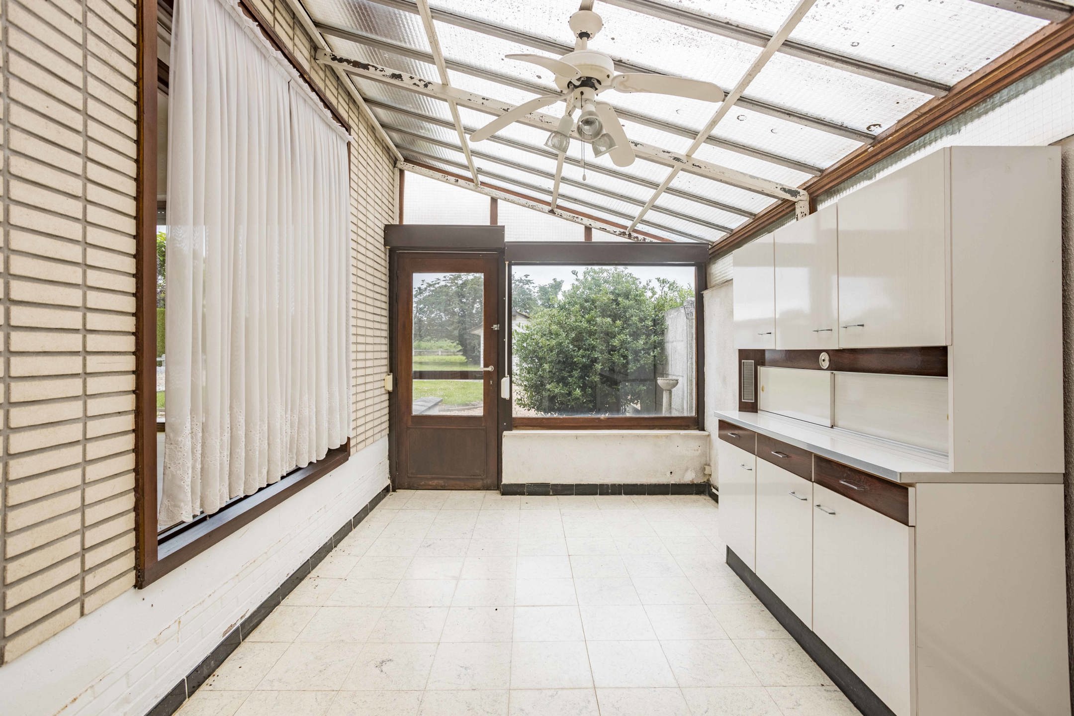 Te renoveren bungalow met prachtige tuin. foto 15