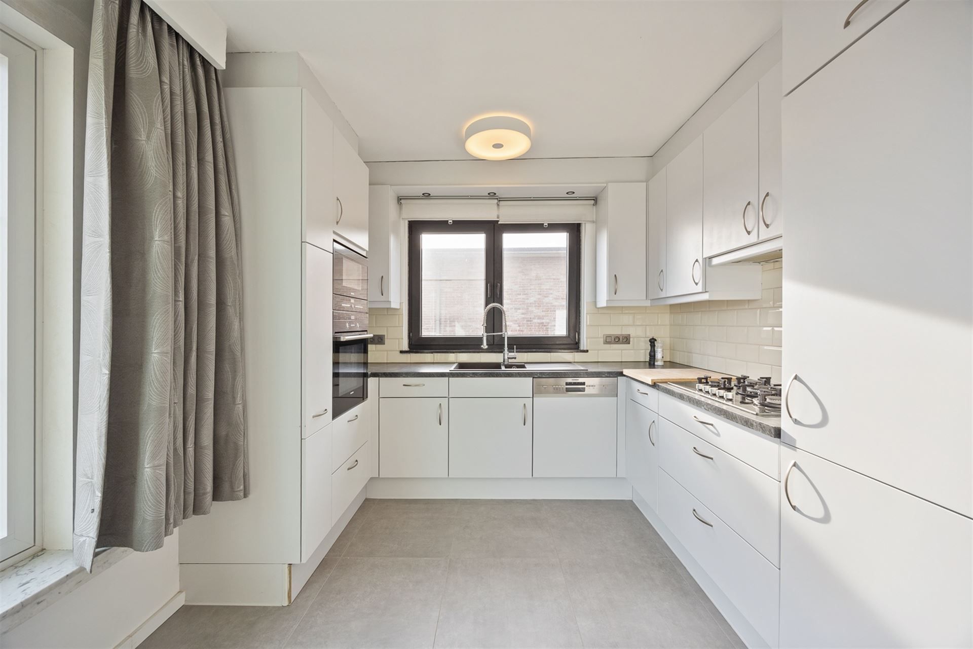 Instapklaar Appartement met 2 Slaapkamers, Terras en Garage foto 6