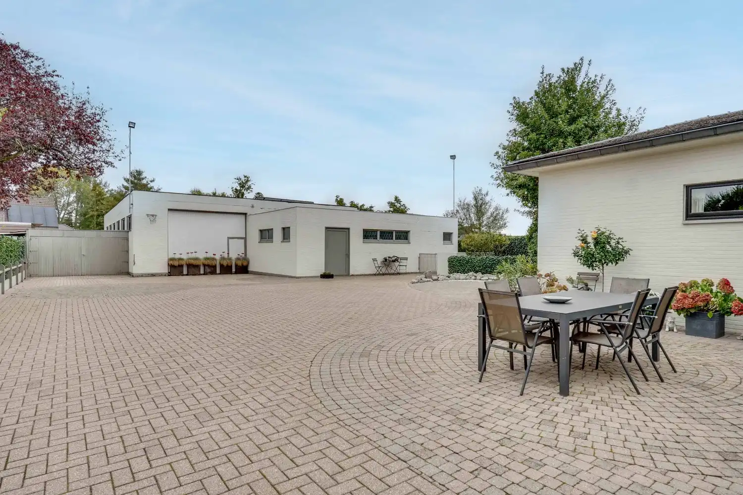 Karaktervol landhuis op 13a62ca, met polyvalente (bedrijfs)hal foto 2