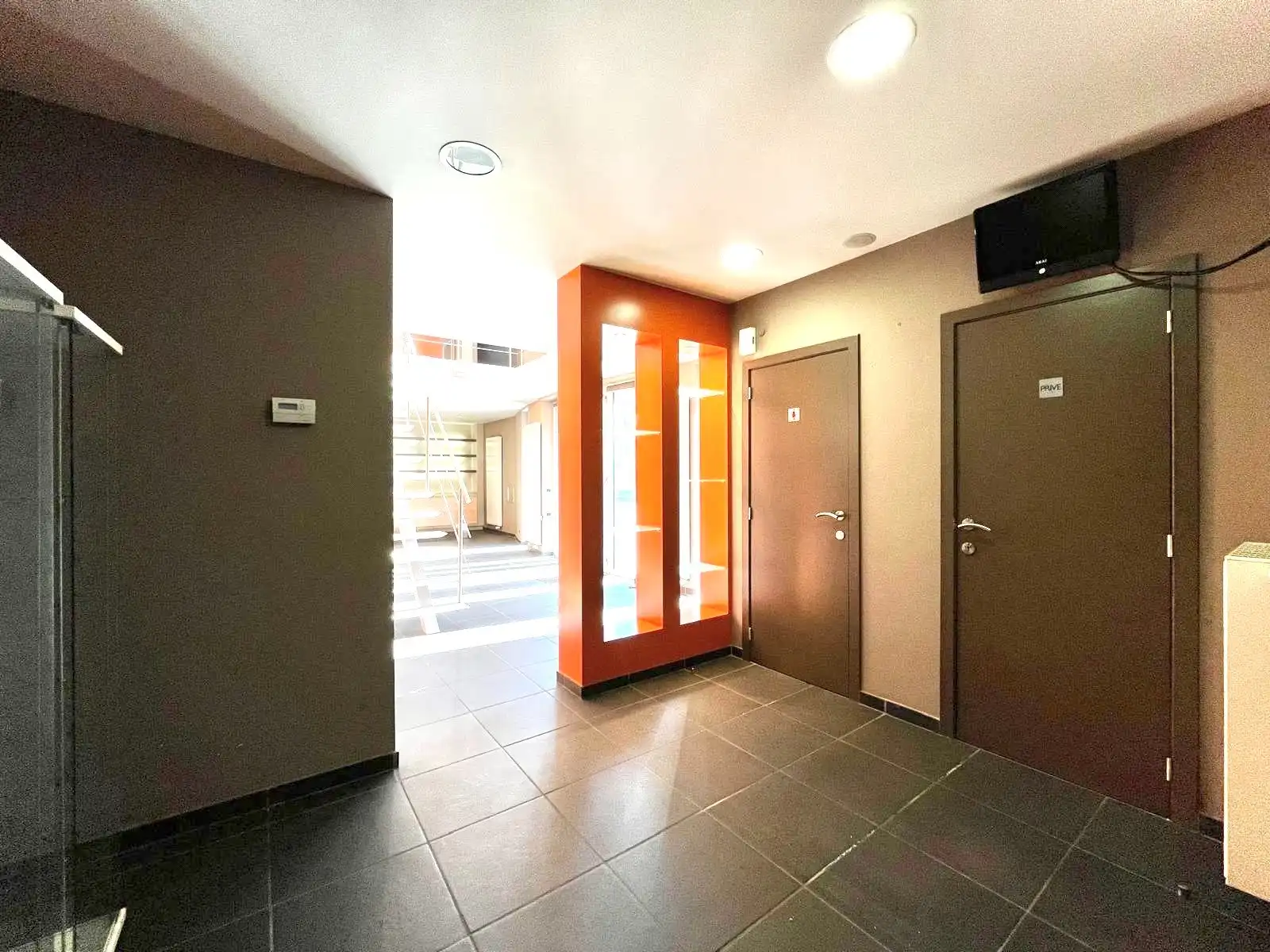 COMMERCIEEL GEBOUW - 214 M² BRUIKBARE RUIMTE foto 23