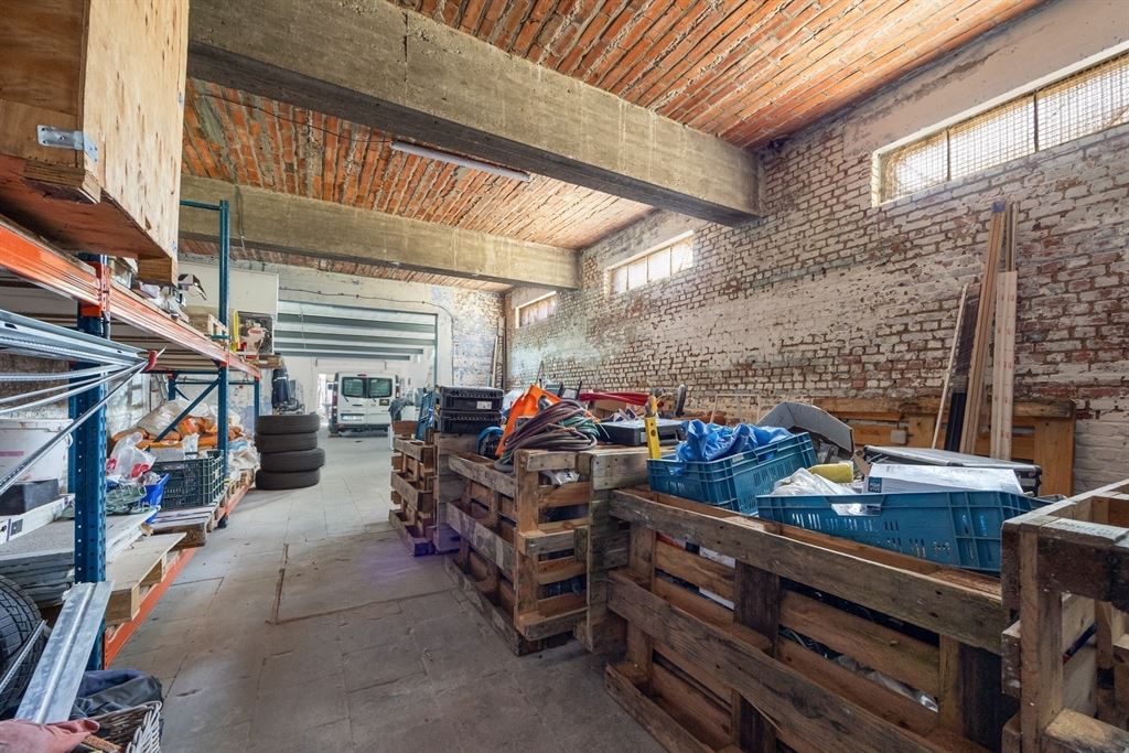 Magazijn pal in de stad met grote woonst foto 5