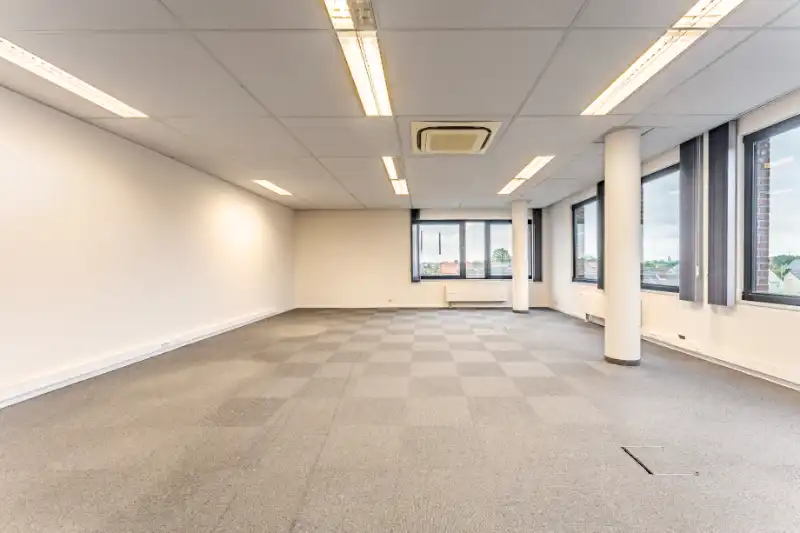 Lichtrijke kantoorruimte te Roeselare foto 6